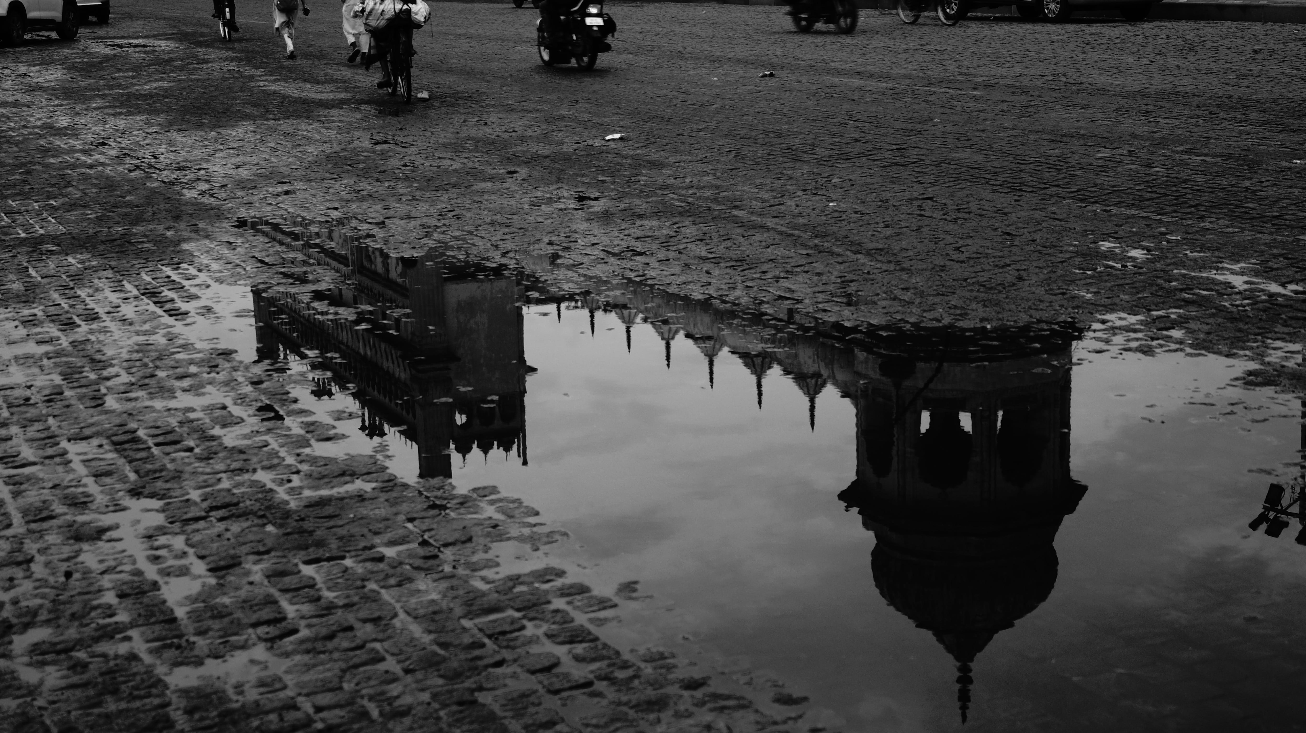 waterfront, badaimambada, bada, avadh, bada imambada, 5K, lifestyles, ishant, old, india, high angle view, women, rain, rainy season, reflection, imambada, HD Wallpaper