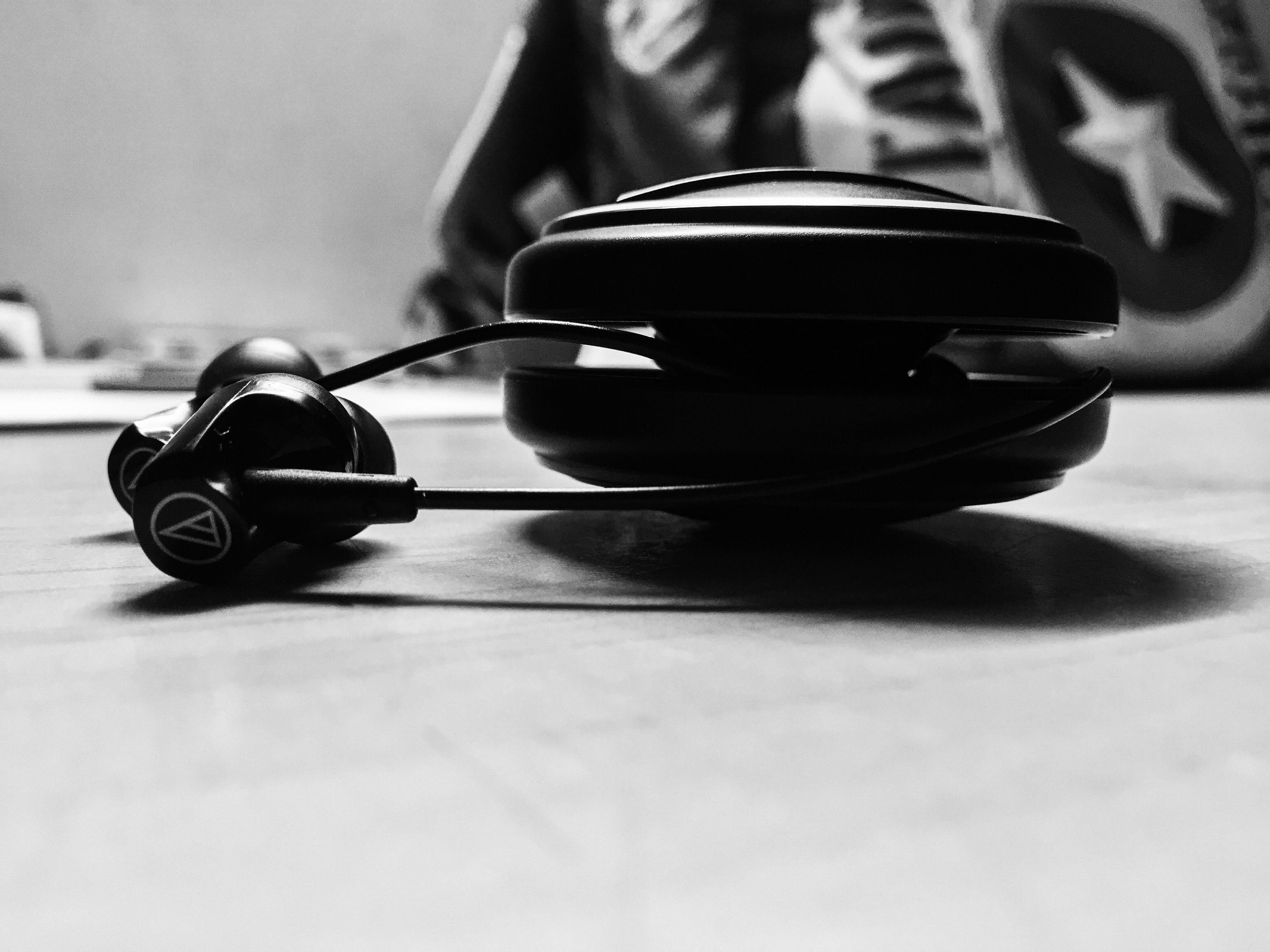 kitchen utensil, still life, arts culture and entertainment, focus on foreground, bandw, single object, selective focus, black, music, equipment, phone, HD Wallpaper