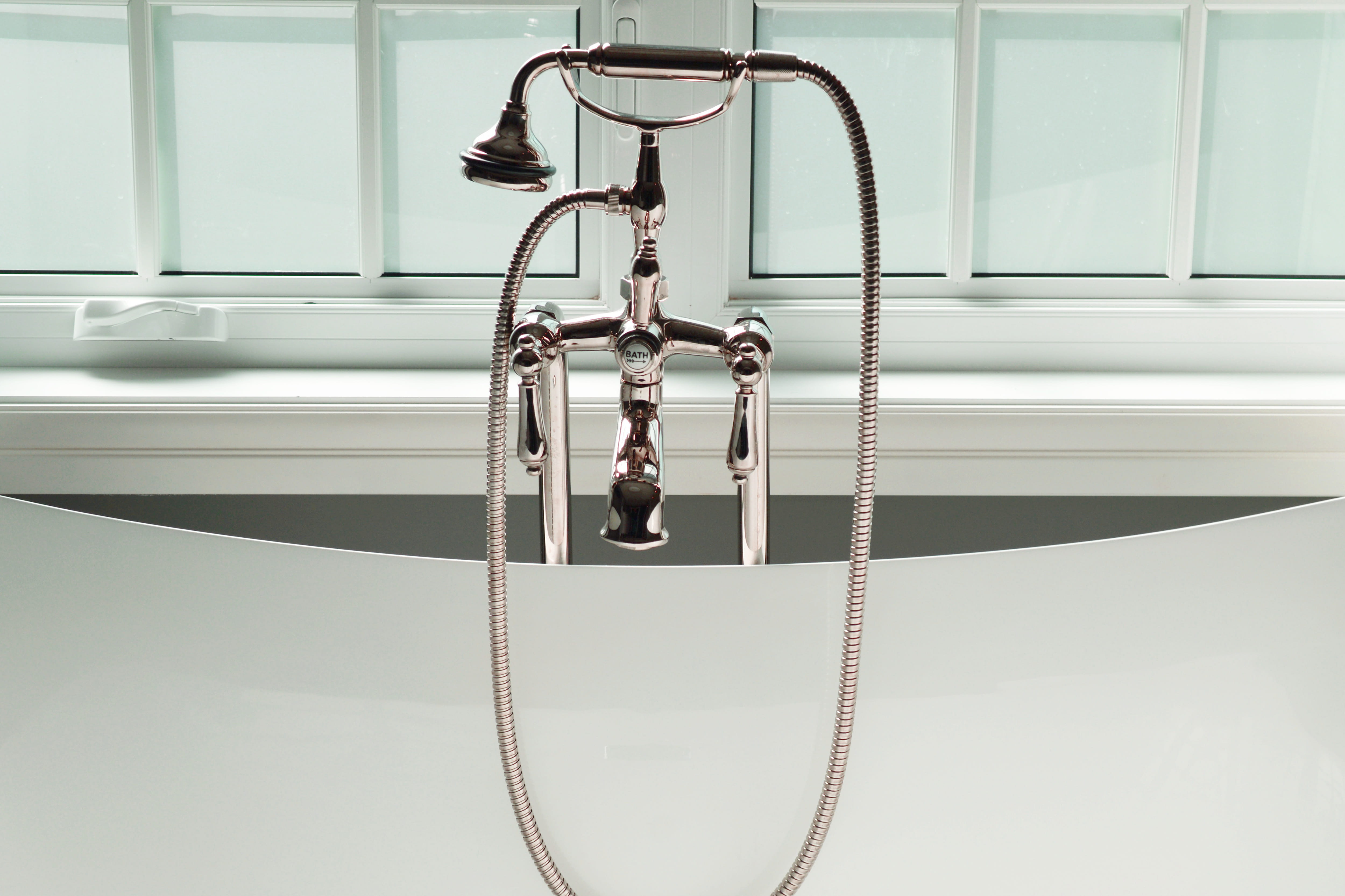 wall - building feature, bathtub, handle, day, design, interiors, cleaning, silver colored, metal, hanging, rope, plumbing, no people, pattern, bathroom, HD Wallpaper