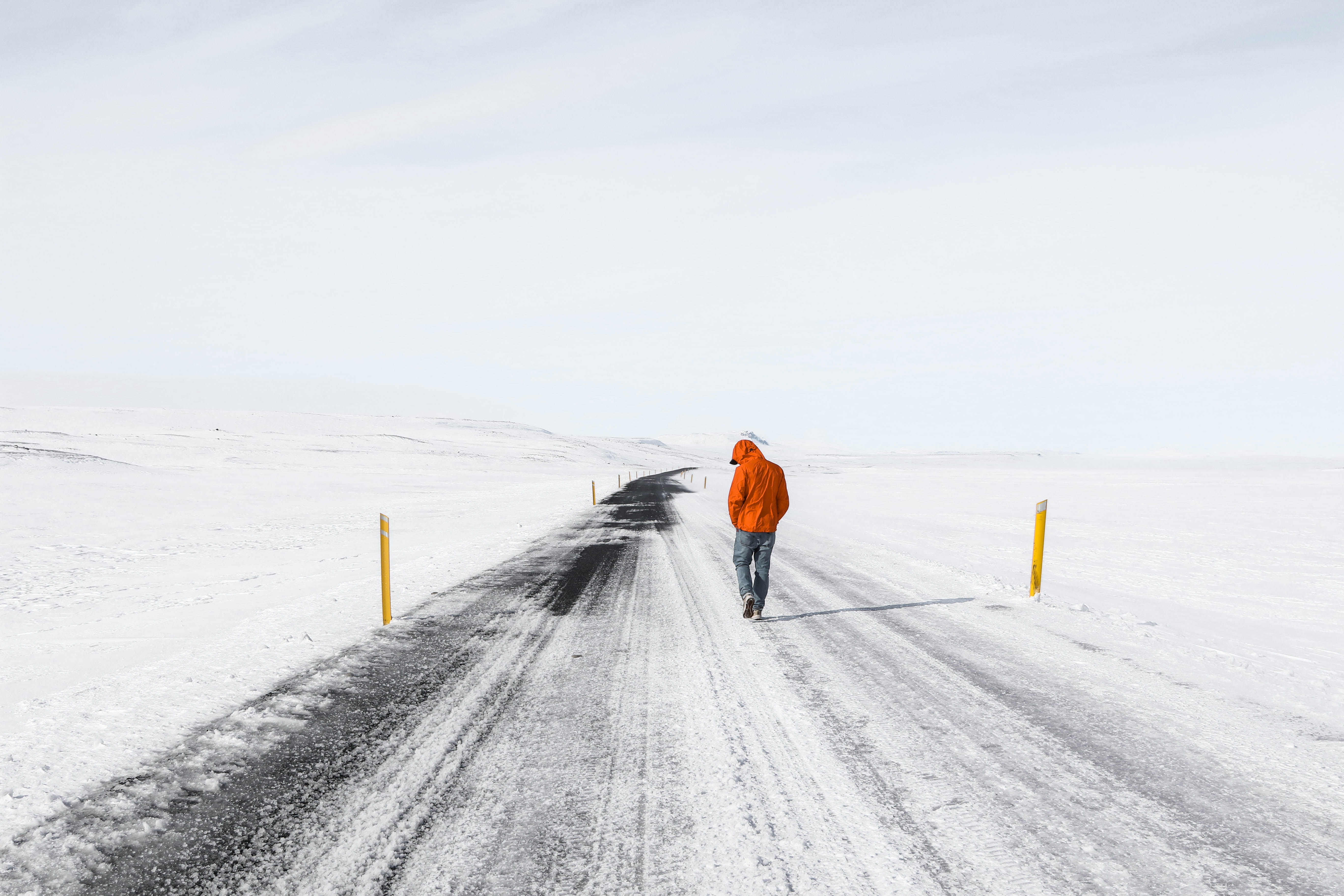 cold - Temperature, orange, travel, jacket, ski, hoodie, man, sport, hooded, skiing, ice, landscape, walking, day, denim jeans, walking on, copy space, HD Wallpaper
