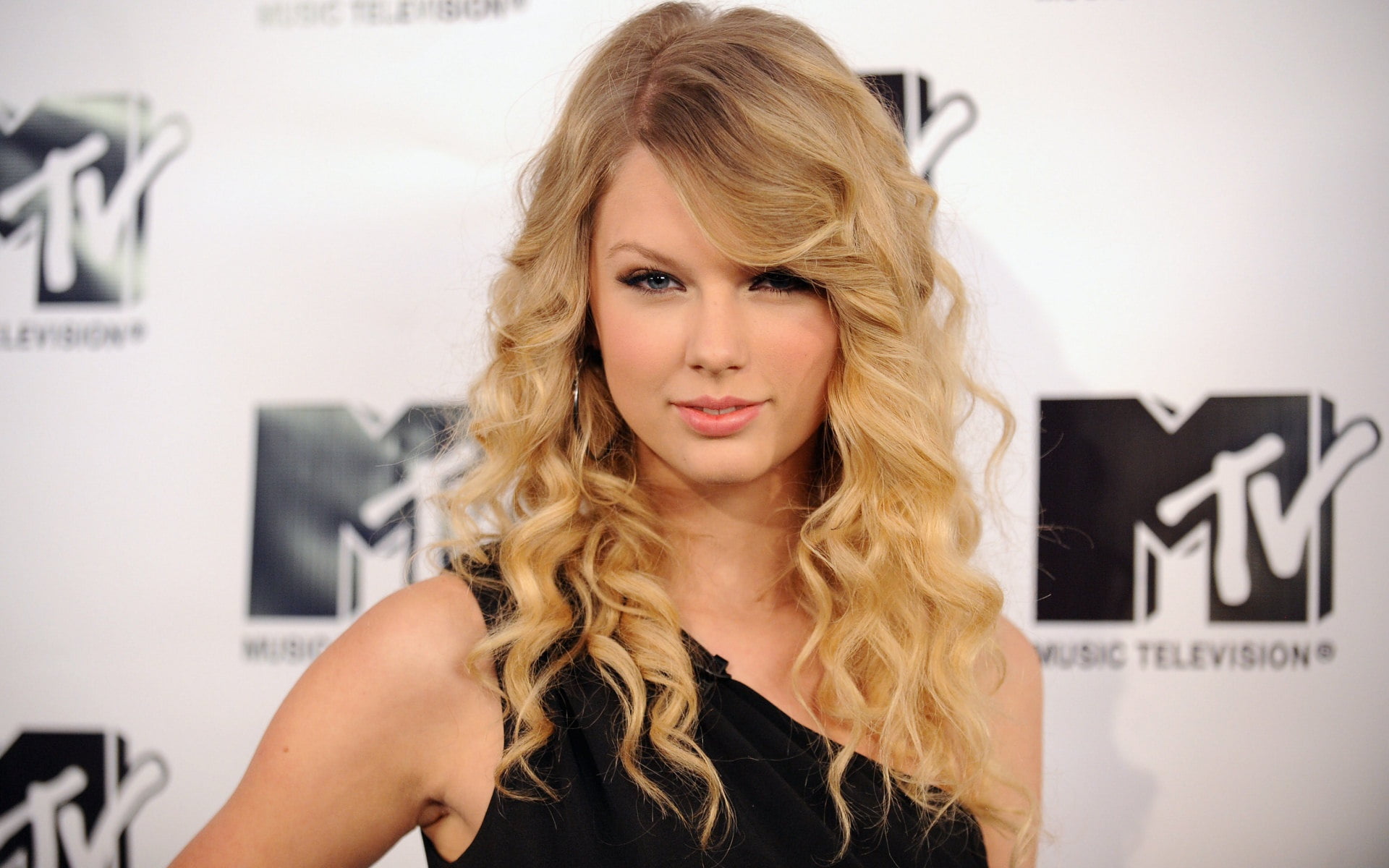 front view, manhattan - New York City, curly hair, hair, blond Hair, women, beauty, red Carpet, one Person, celebrities, premiere, young adult, long hair, HD Wallpaper