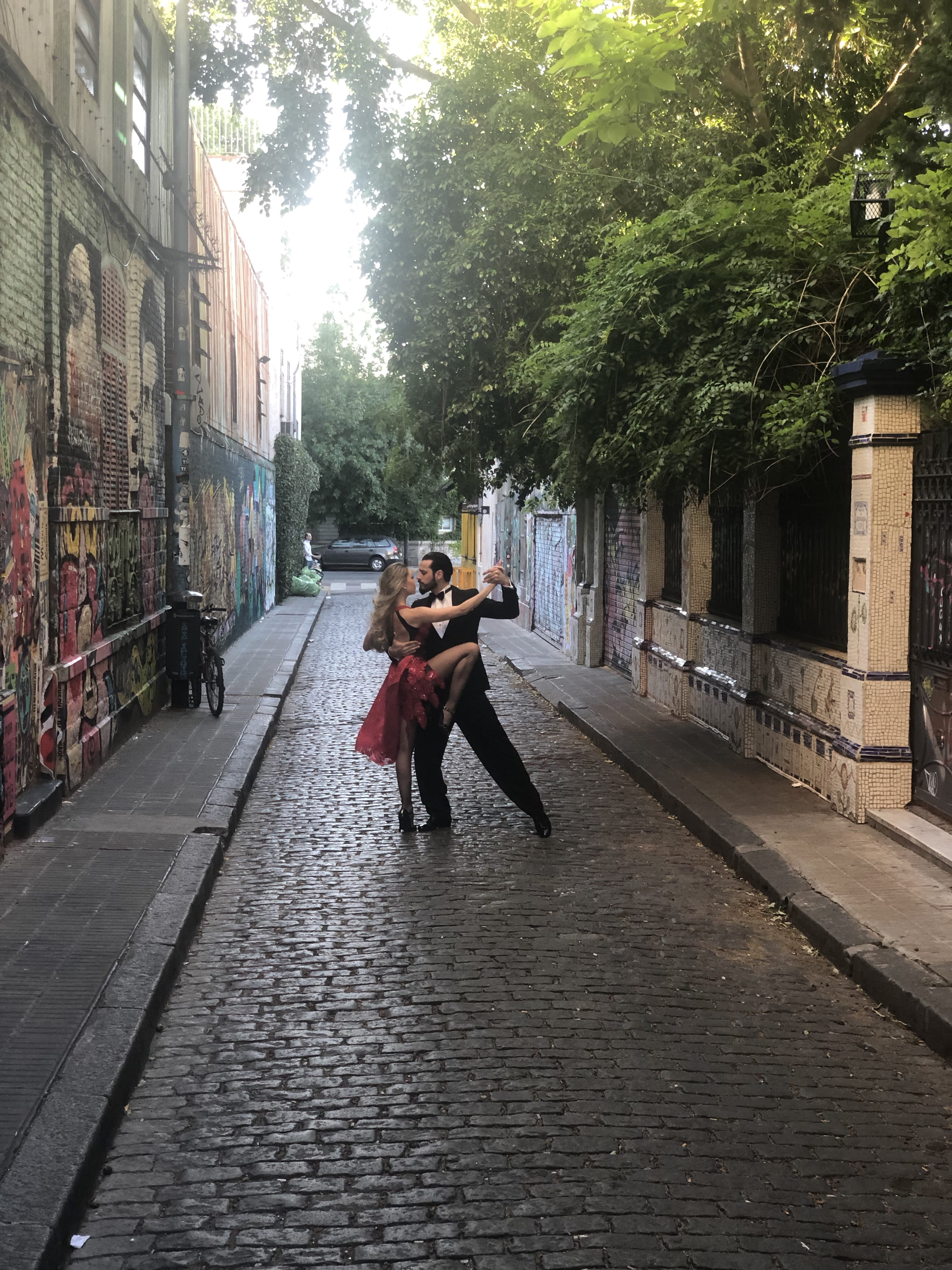 middle, lifestyles, footpath, alleyway, 4K, built structure, real people, tree, architecture, dancing, tango, city, full length, path, walking, plant, Phone HD Wallpaper