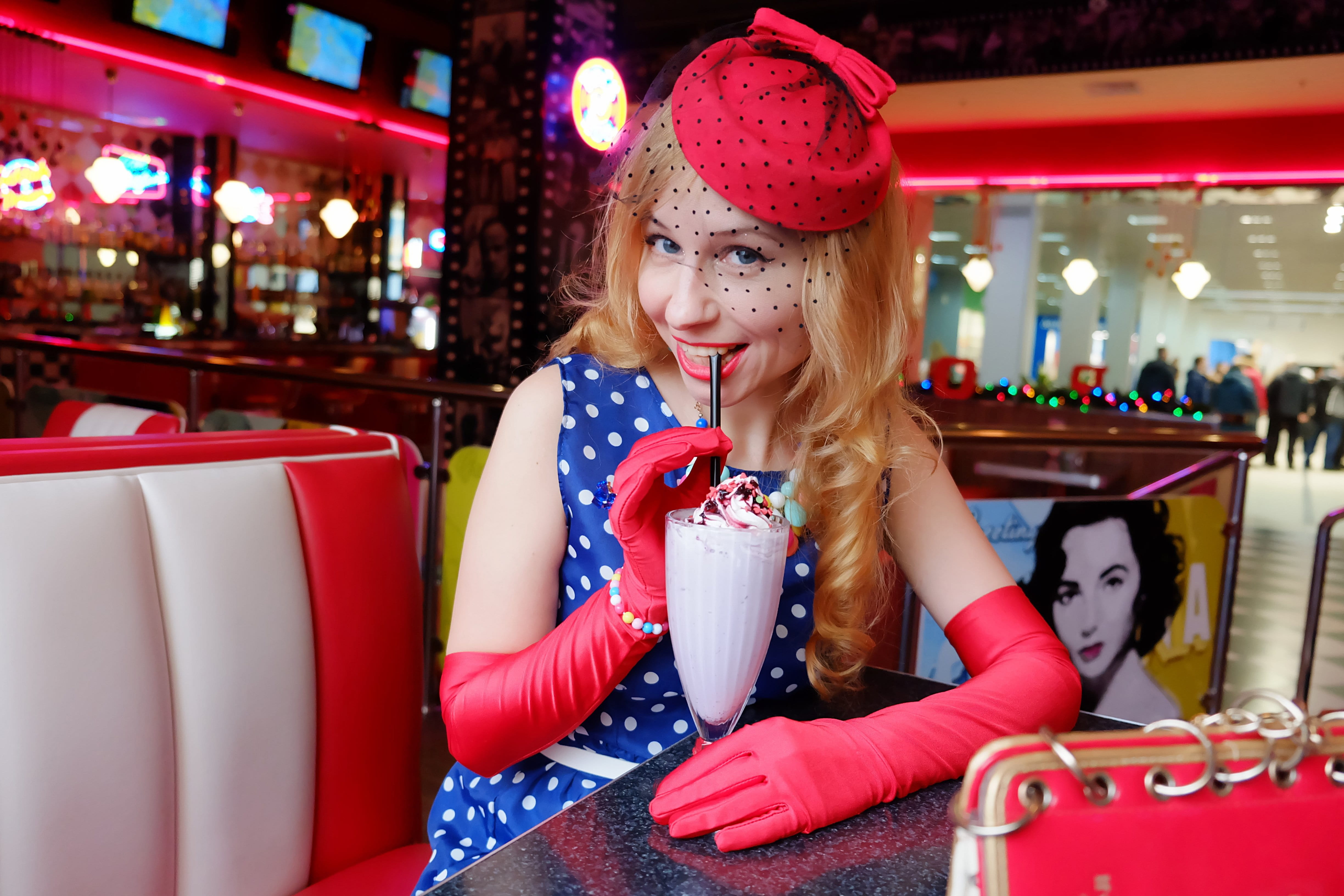 hollywood, portrait, lifestyles, 4K, person, vintage, sitting, cap, girl, café, women, drinking, cheerful, front view, food and drink, one person, beautiful woman, HD Wallpaper
