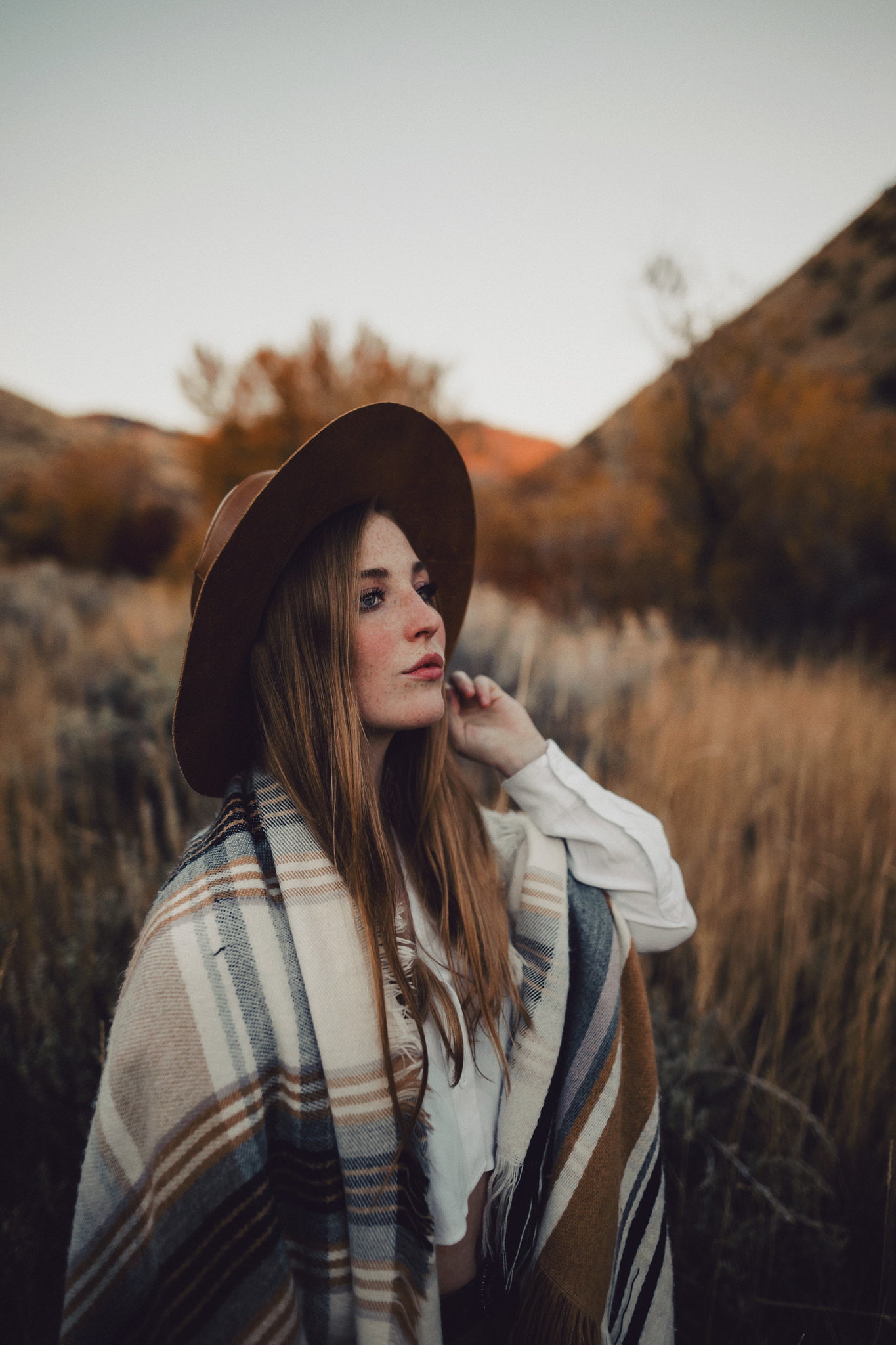 1080P, women with hats, shirt, women, model, blankets, looking away, looking into the distance, women outdoors, hat, Phone HD Wallpaper