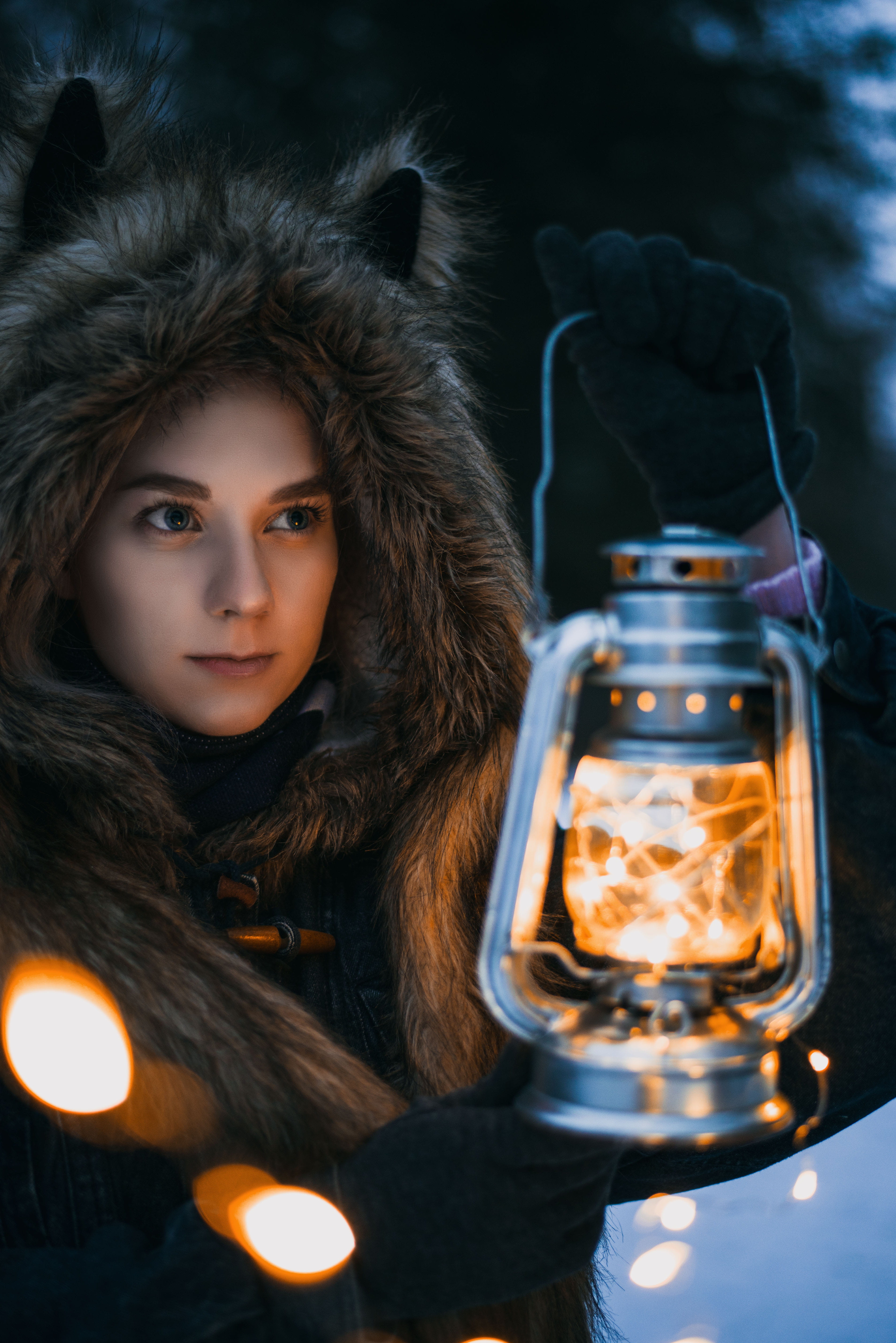 lifestyles, hood, one person, burning, beautiful woman, apparel, warm clothing, she-wolf, food, front view, looking at camera, produce, focus on foreground, Phone HD Wallpaper