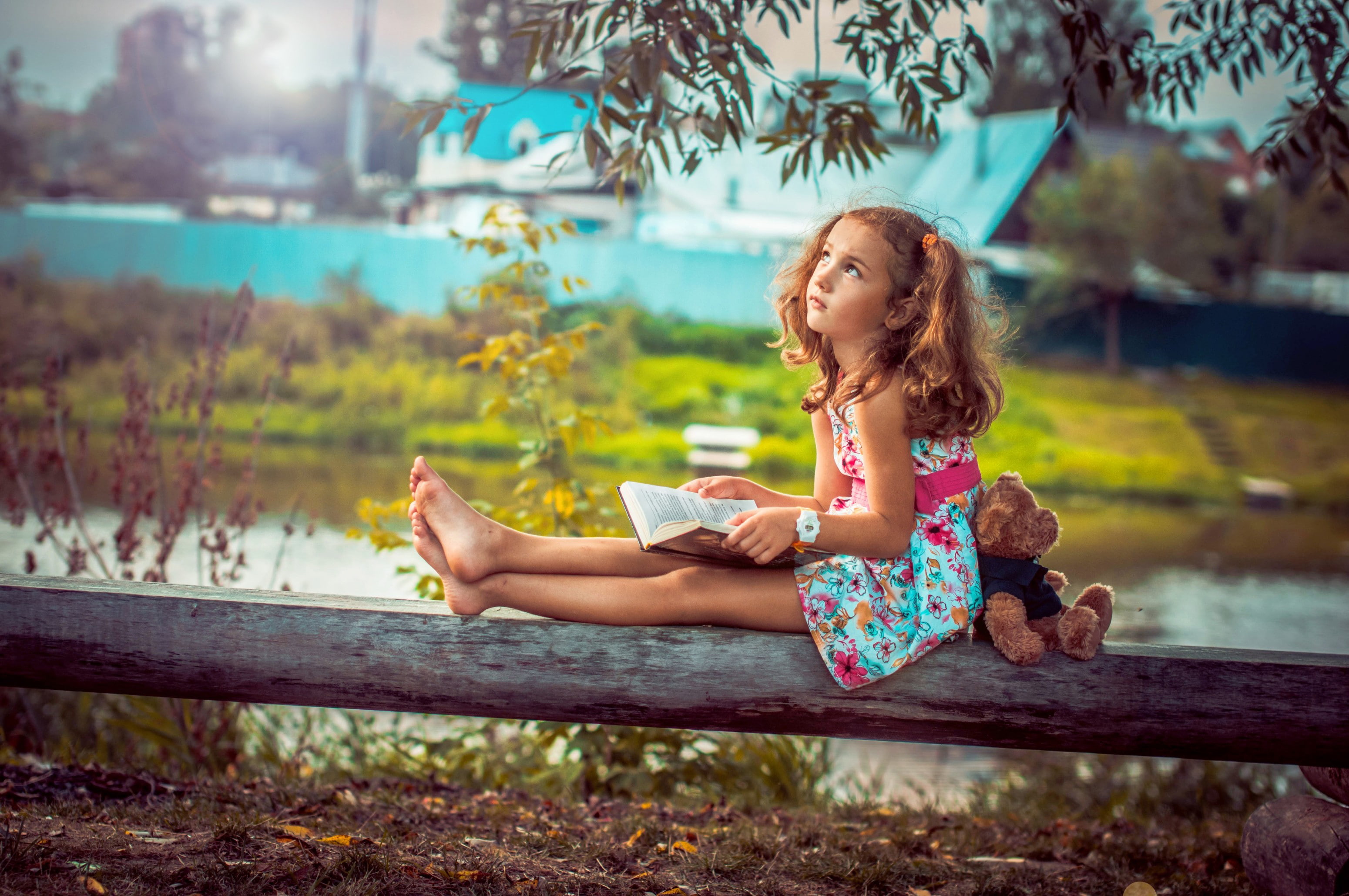 leisure Activity, recreational Pursuit, nature, 2K, caucasian Ethnicity, beauty, adult, cute, reading, full length, bear, women, hairstyle, happiness, HD Wallpaper