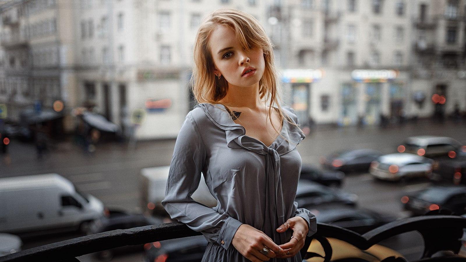 land Vehicle, transportation, portrait, trench coat, blond Hair, outdoors, woman, top, architecture, elegance, happiness, sleeved, mode of Transport, photography, HD Wallpaper