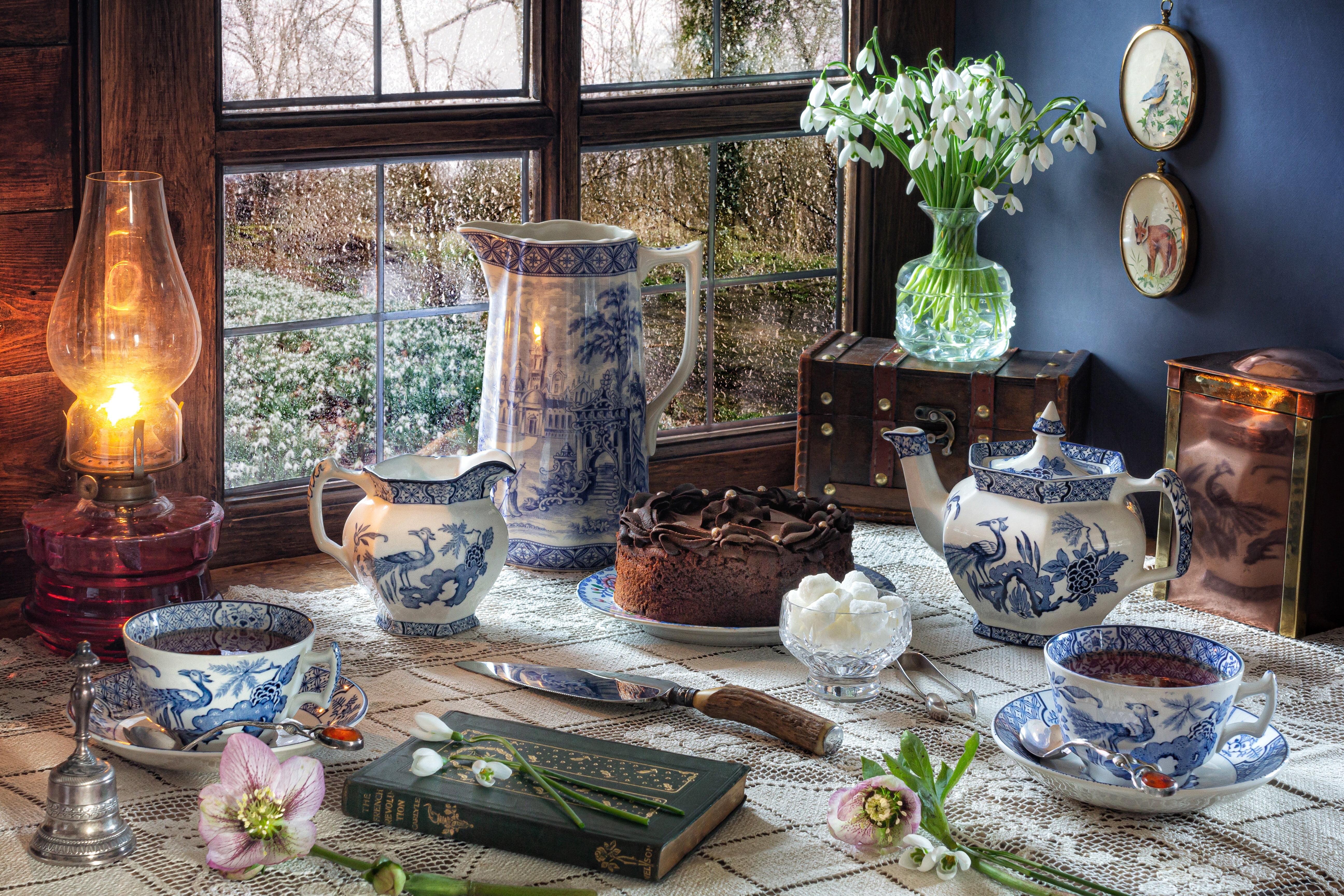 mugs, still life, window, 5K, kettle, Cup, style, chest, book, pitcher, lamp, cake, snowdrops, set, flowers, HD Wallpaper