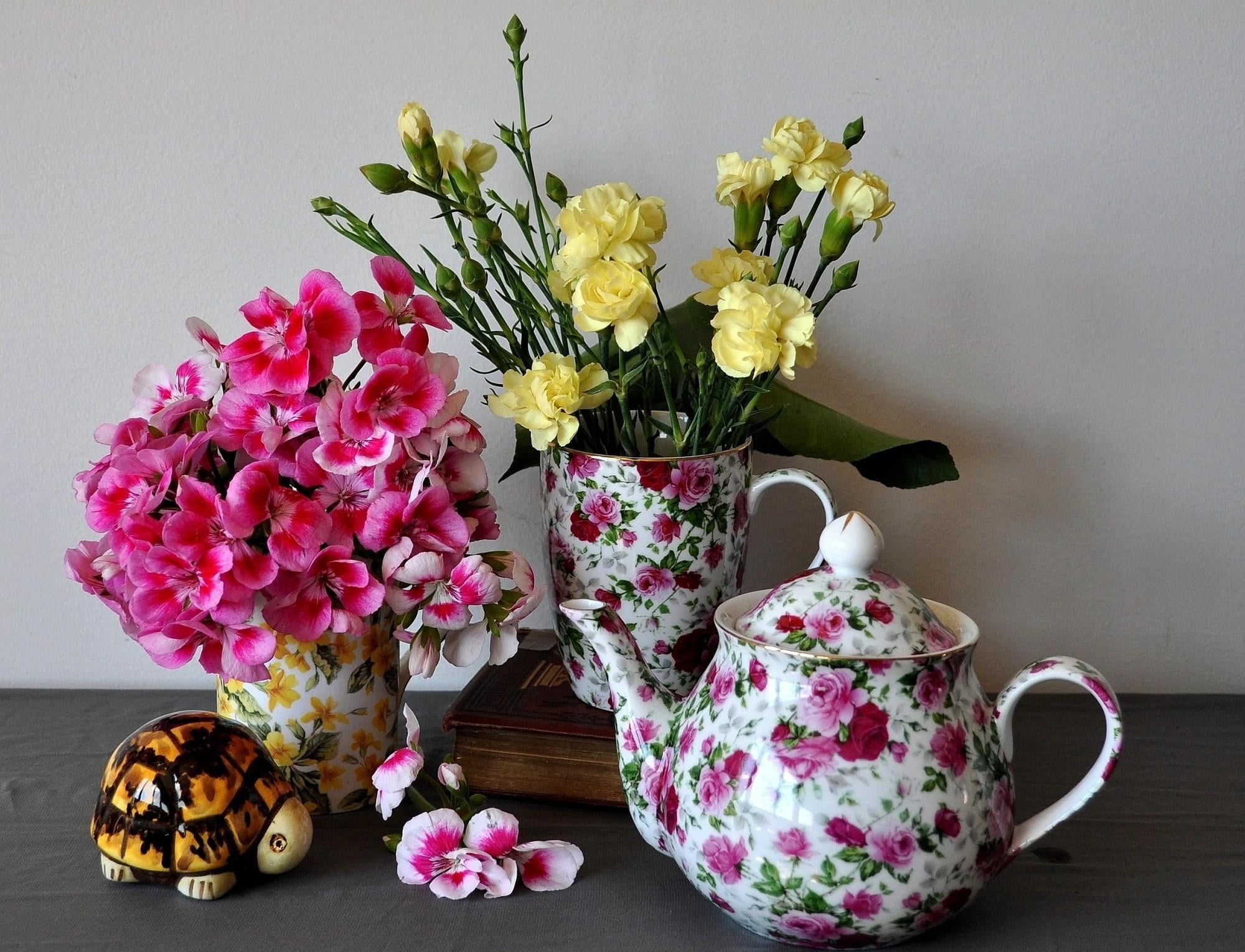 turtle, color, decor, 1080P, close-up, vase, elegance, blossom, pitcher - jug, springtime, flowers, backgrounds, yellow, freshness, teapot, gift, no People, HD Wallpaper