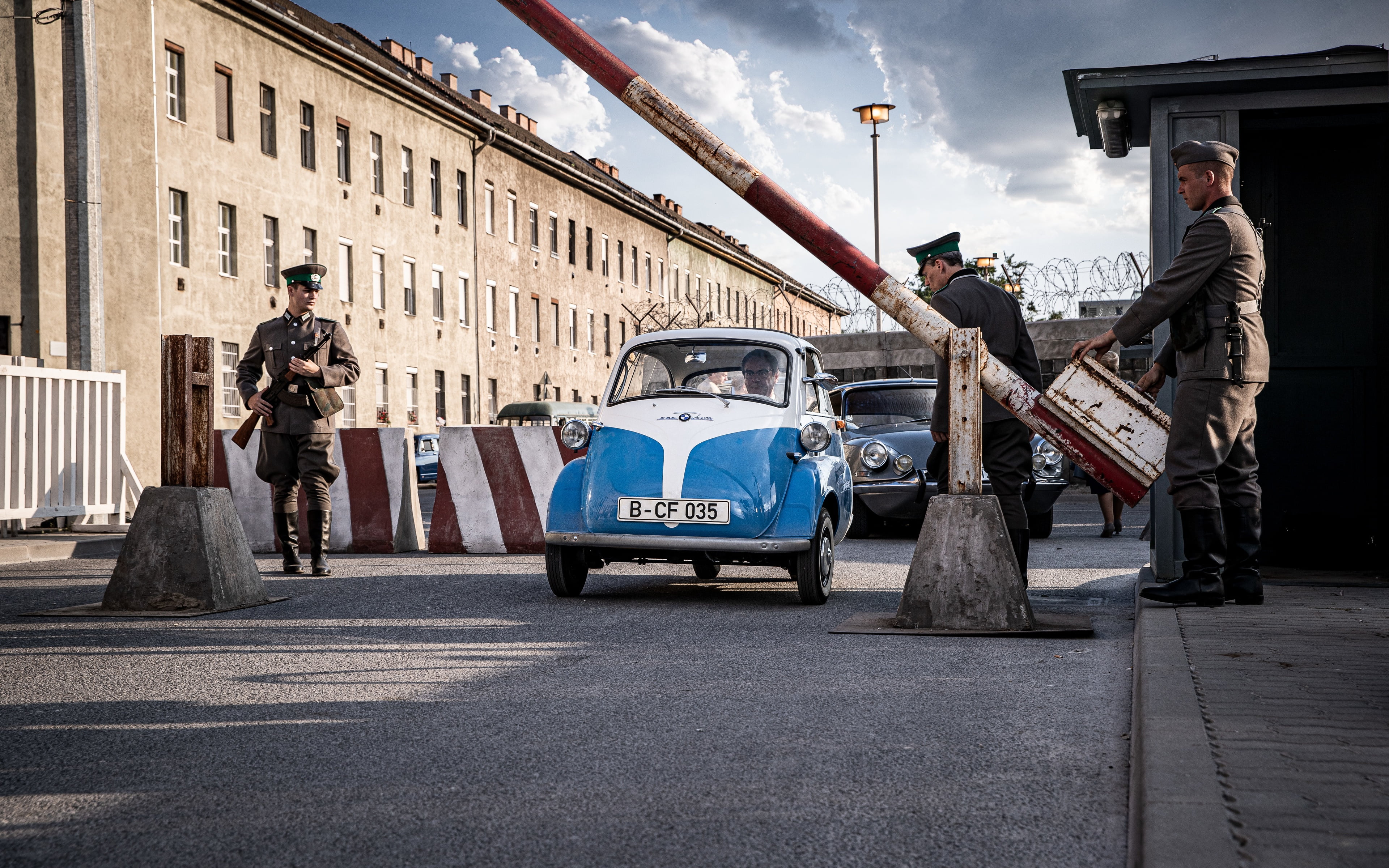 Berlin wall, 1964, Berlin, Isetta, car very small class, 4K, BMW, smallest car, BMW Isetta, microcar, Heading for doom in the BMW Isetta, HD Wallpaper