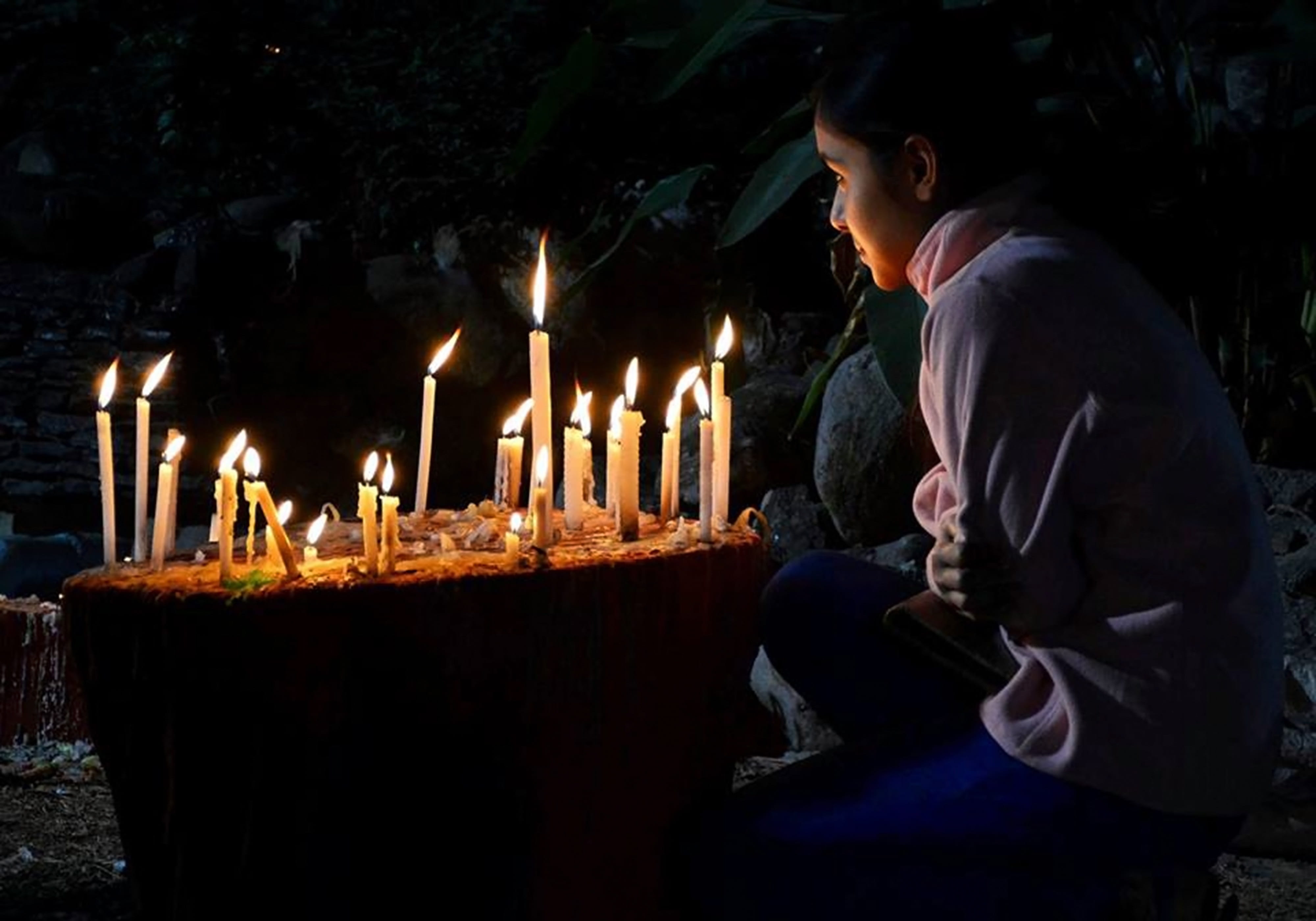 praying, flame, healing, birthday candles, cake, fire - Natural Phenomenon, body massage, night, foot reflexology, one person, dark, body part, Prayer, HD Wallpaper