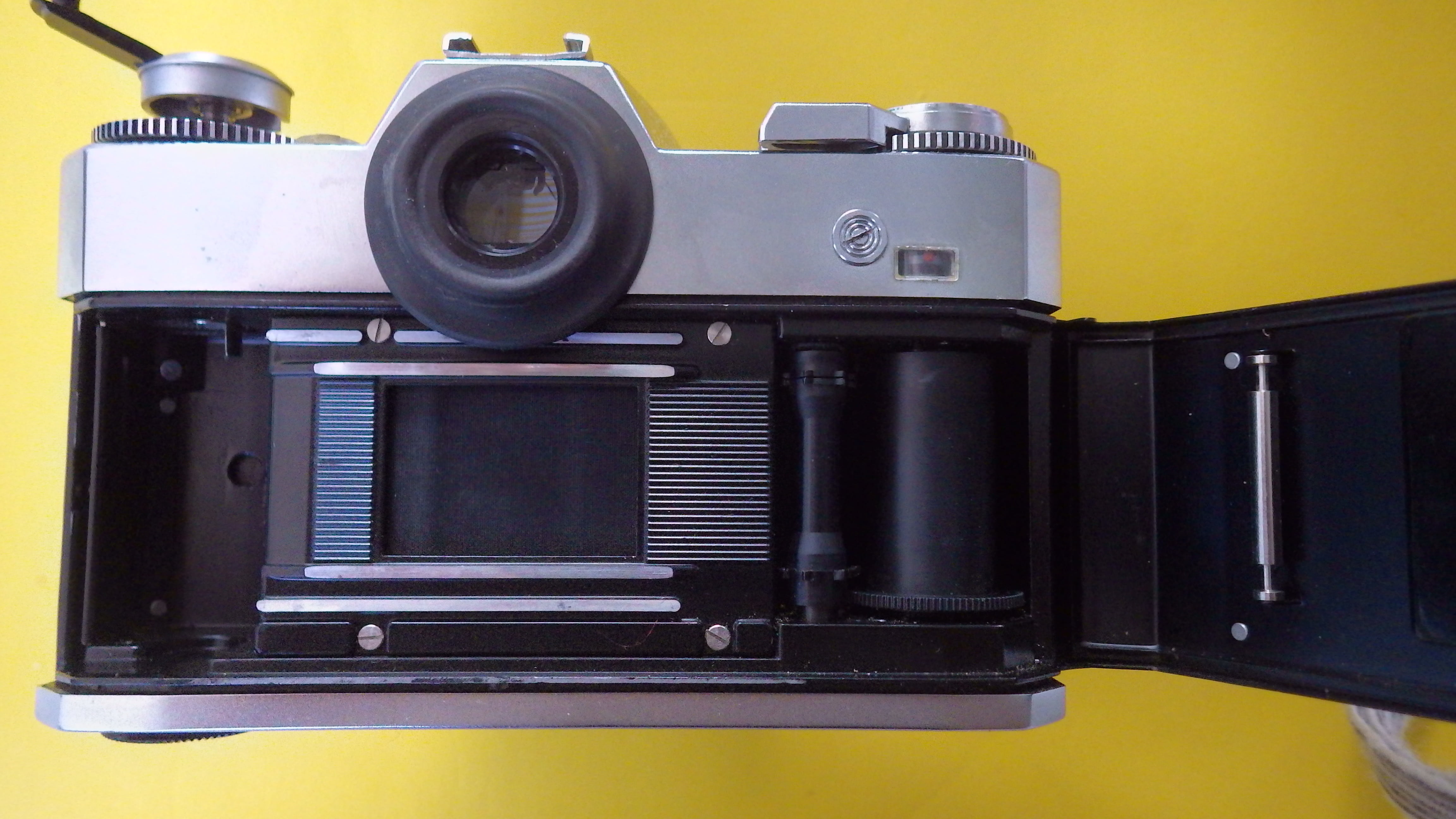 4K, close-up, single object, camera, film industry, no people, lens - eye, photography themes, lens - optical instrument, nostalgia, table, equipment, HD Wallpaper
