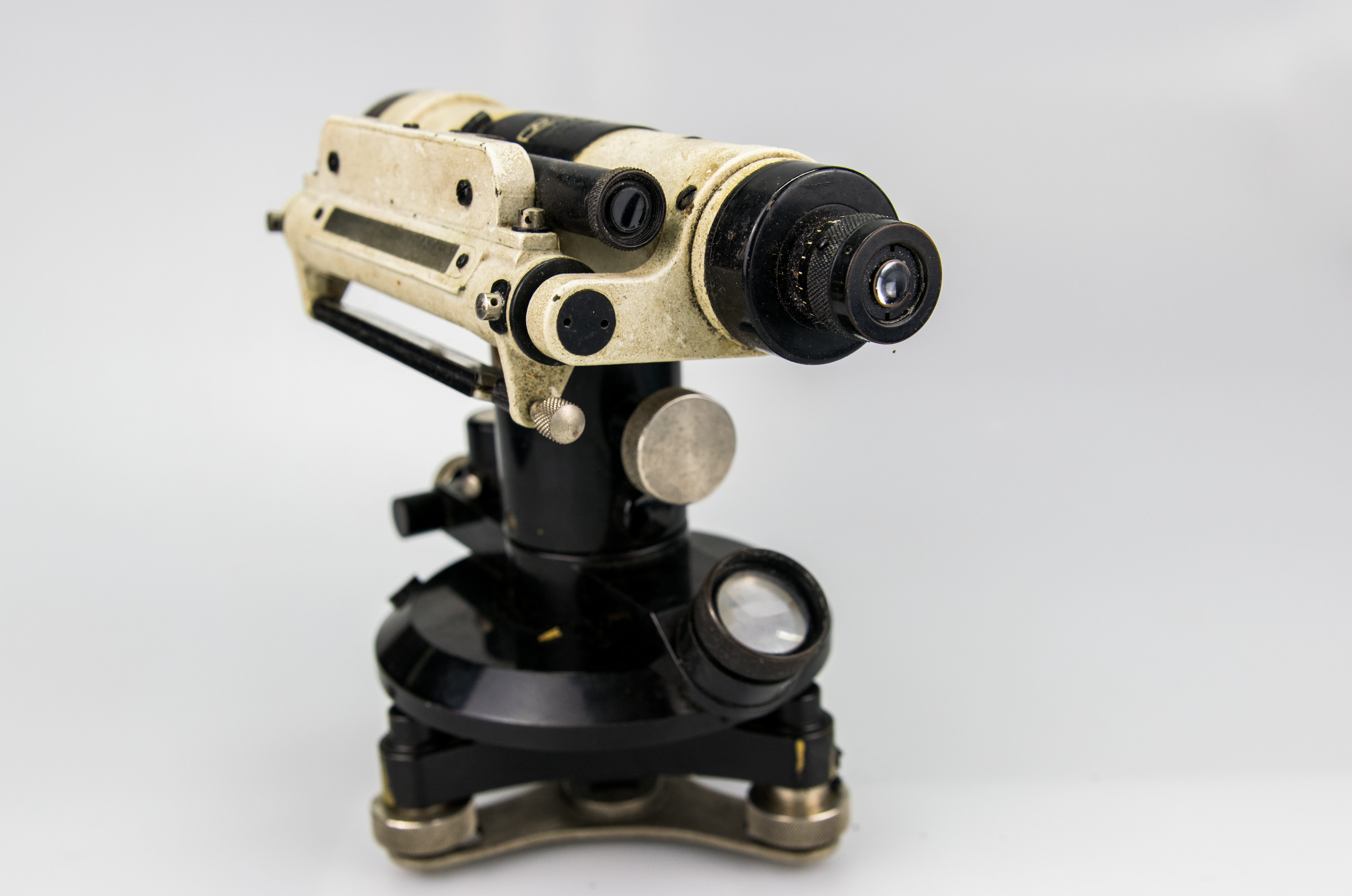 microscope, indoors, laboratory equipment, studio shot, instrument, antique, no people, lens - eye, levelling instrument, close-up, lens, gray, white background, HD Wallpaper