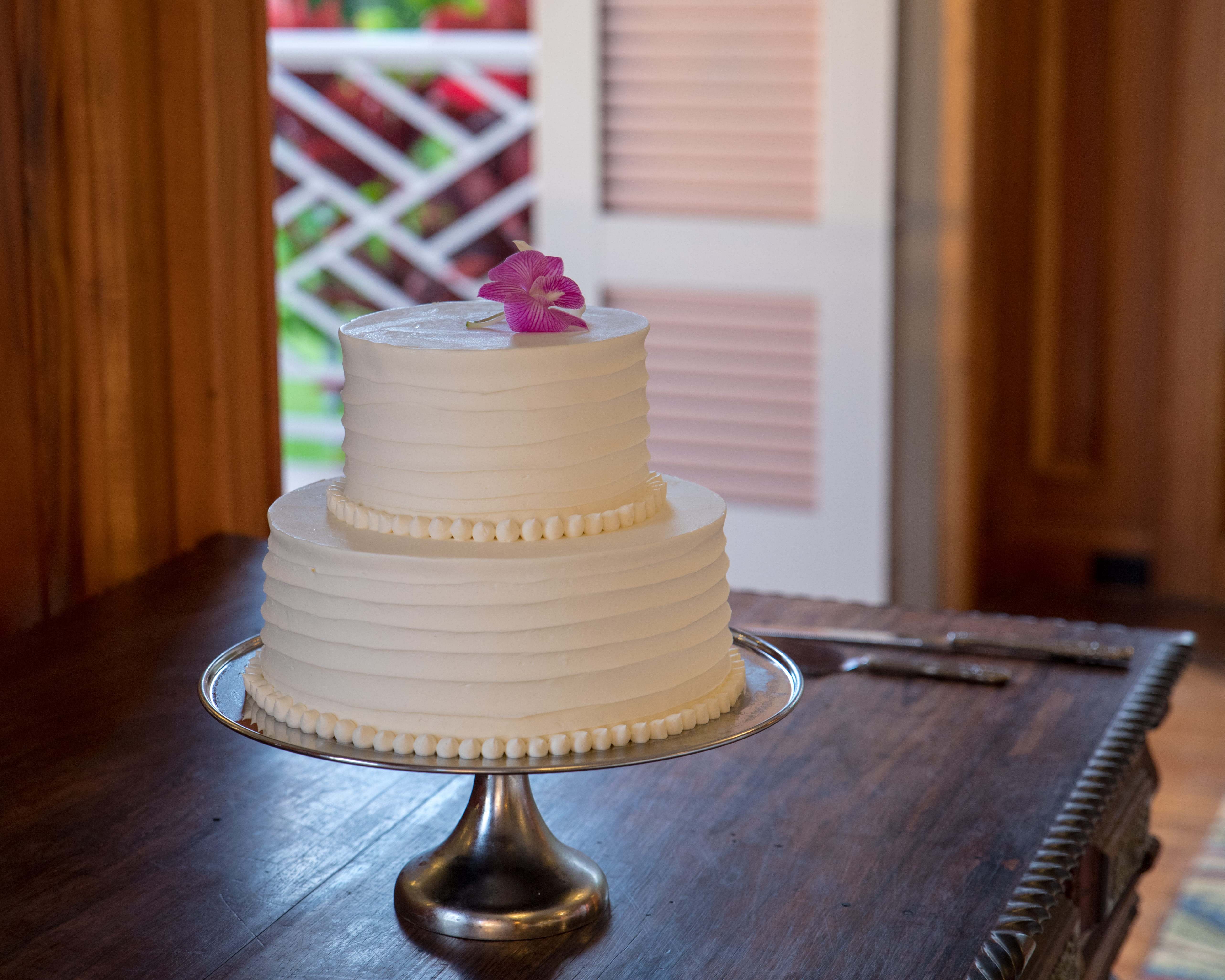 focus on foreground, wood - material, baked, hawaii, simple, tropical, united states, 5K, fairmont orchid, wedding cake, white frosting, food and drink, HD Wallpaper