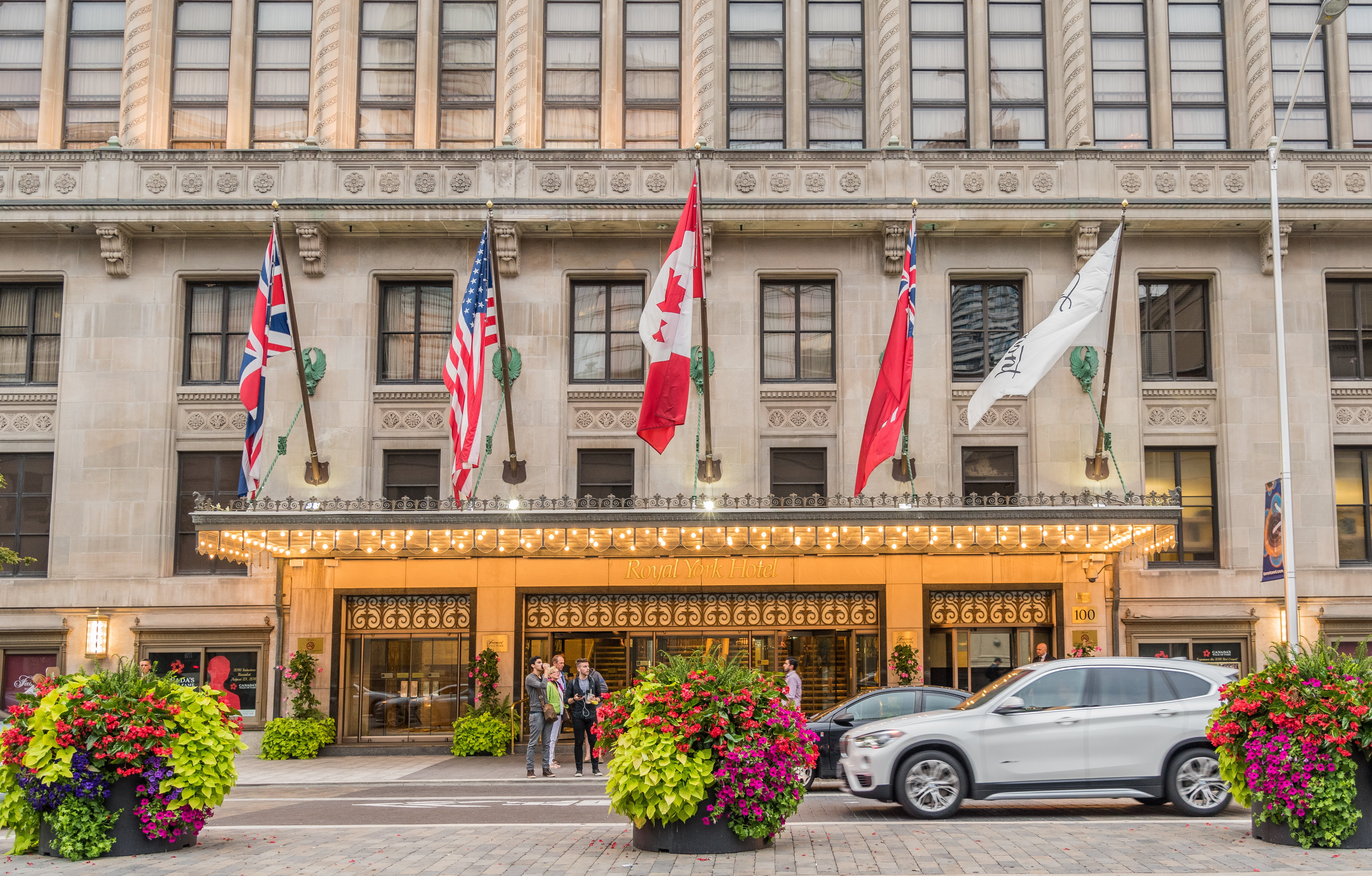 nature, canada, brown, fairmont hotel, architecture, built structure, suv, plant, infront, travel, downtown, land vehicle, city, car, building, 5K, mode of transportation, HD Wallpaper