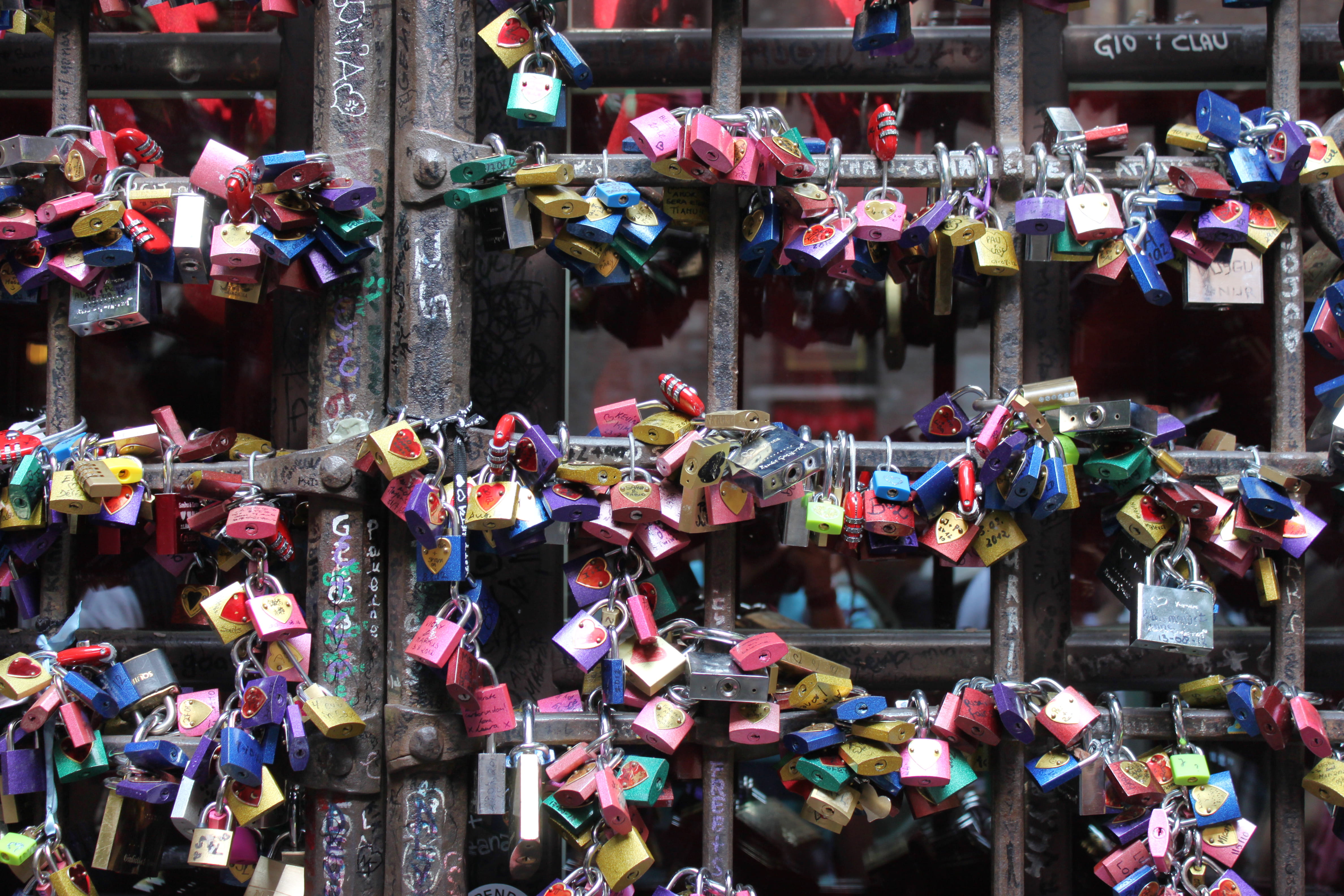 4K, day, street market, love, key, market, store, verona, market stall, retail, clothing, sale, lock, large group of objects, romence, no people, romeo, HD Wallpaper