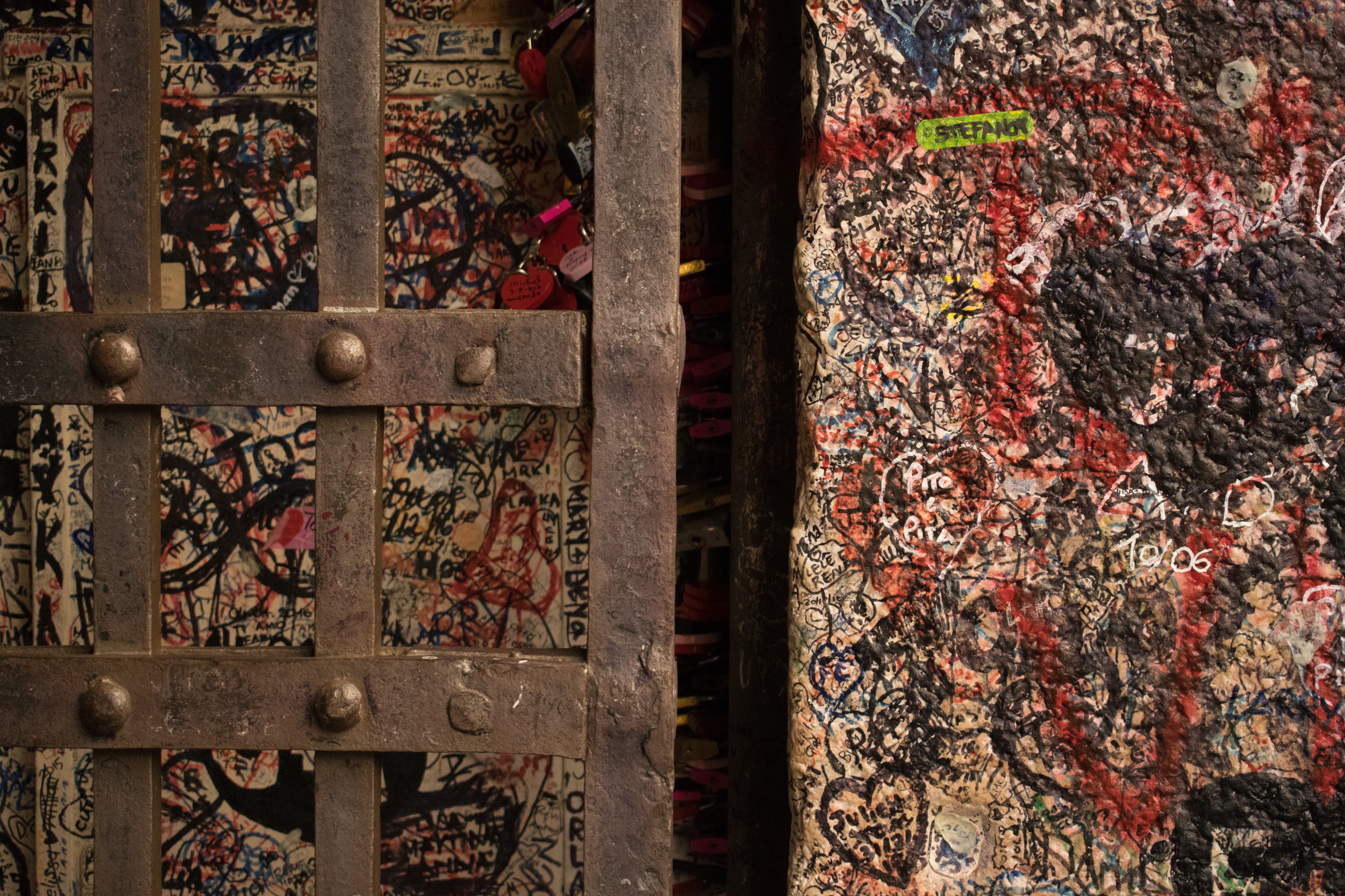 metal, multi colored, day, art and craft, weathered, art, close-up, verona, monument, full frame, textured, indoors, italy, craft, memorial, backgrounds, HD Wallpaper