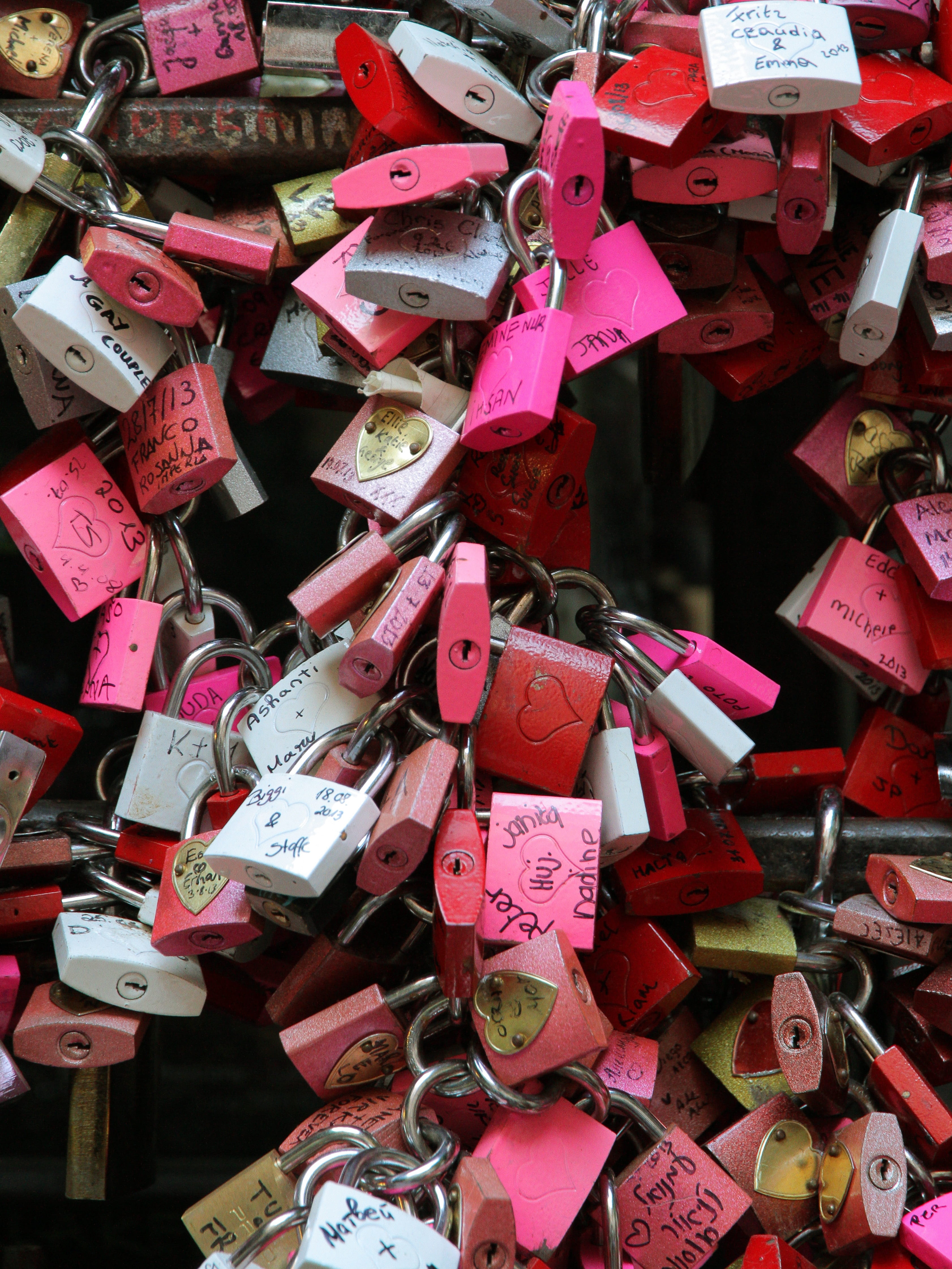 hanging, locks, romantic, abundance, outdoors, multi colored, emotion, love lock, giulietta, italy, europe, travel, 4K, safety, juliet, romeo, wedding, Phone HD Wallpaper