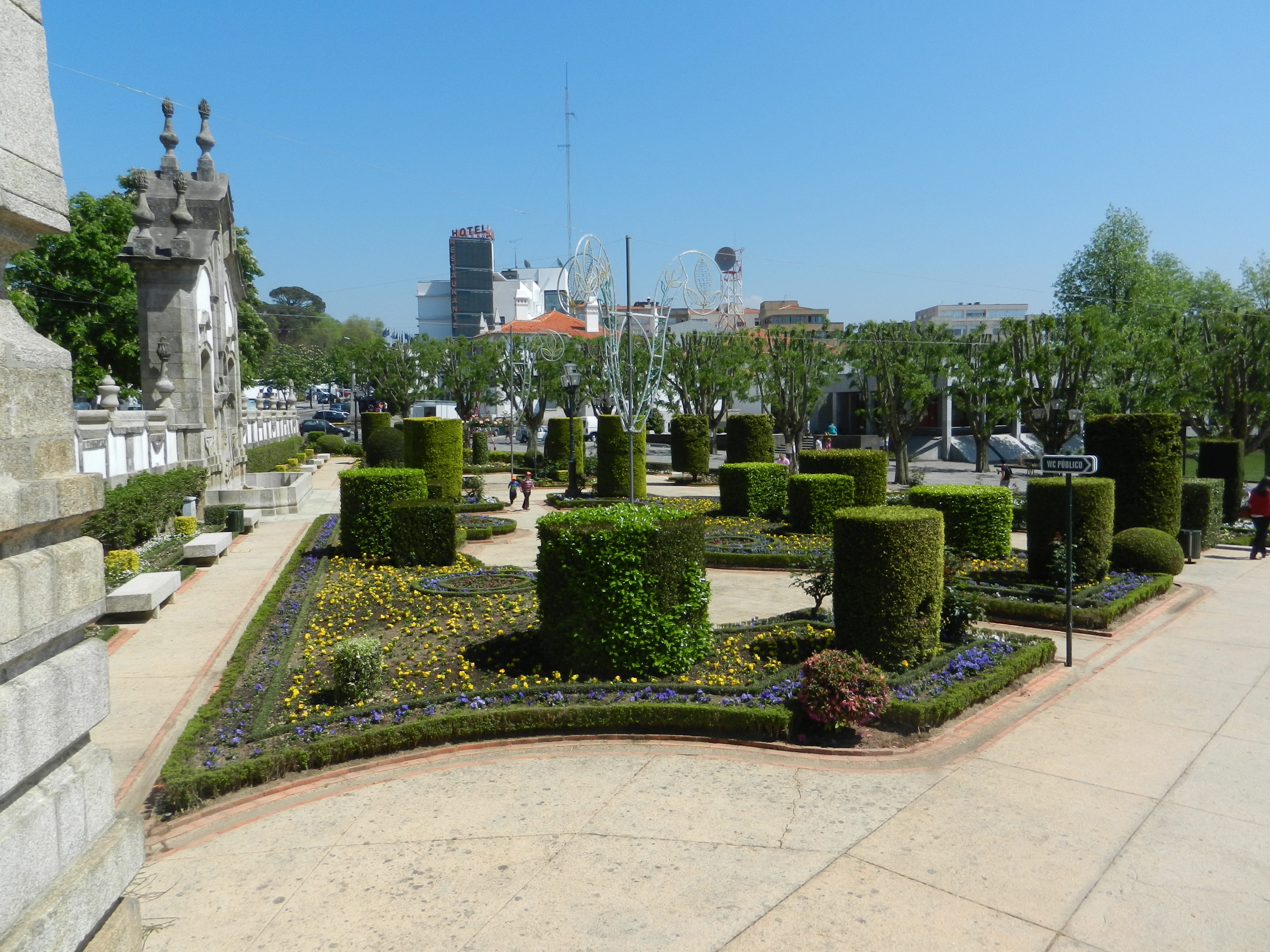 plant, travel destinations, formal garden, skyscraper, garden, architecture, city, day, ornamental garden, 4K, sunny, tree, growth, sunlight, Portugal, HD Wallpaper