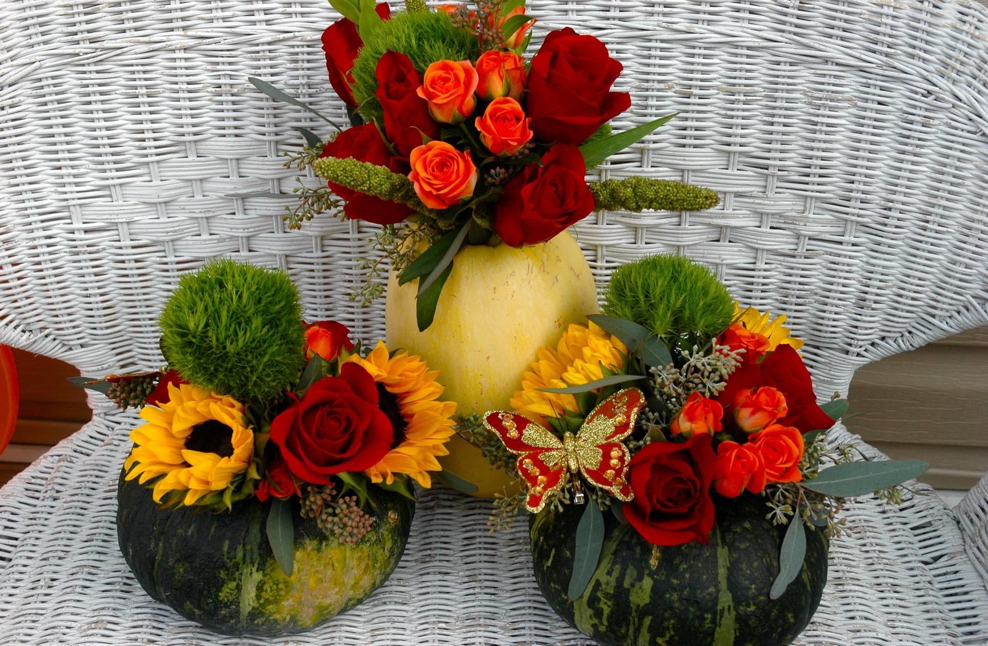 table, flowers, flower arrangement, wood - Material, celebration, cut Flowers, close-up, vulnerability, arrangement, roses, no People, decor, indoors, gift, HD Wallpaper