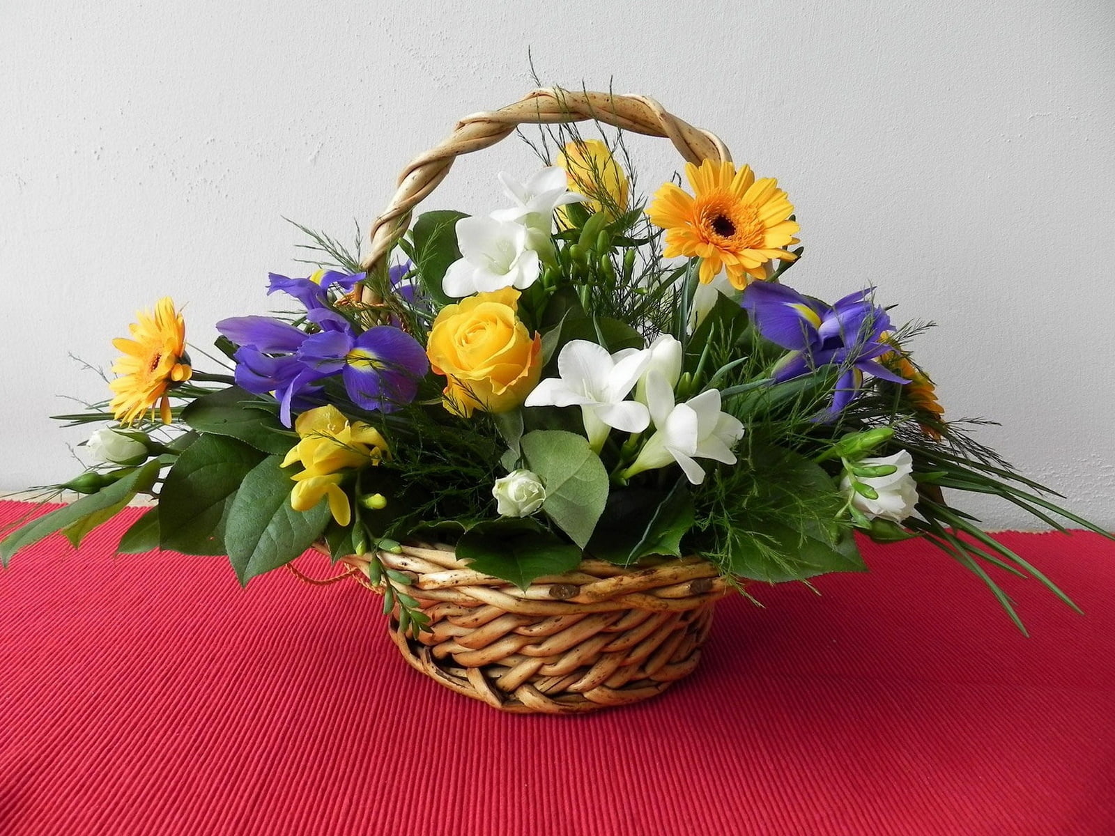 wedding, song, gift, springtime, fragility, holiday, freshness, flowering plant, close-up, basket, love, decor, 720P, roses, flower, flower Head, wood - Material, HD Wallpaper