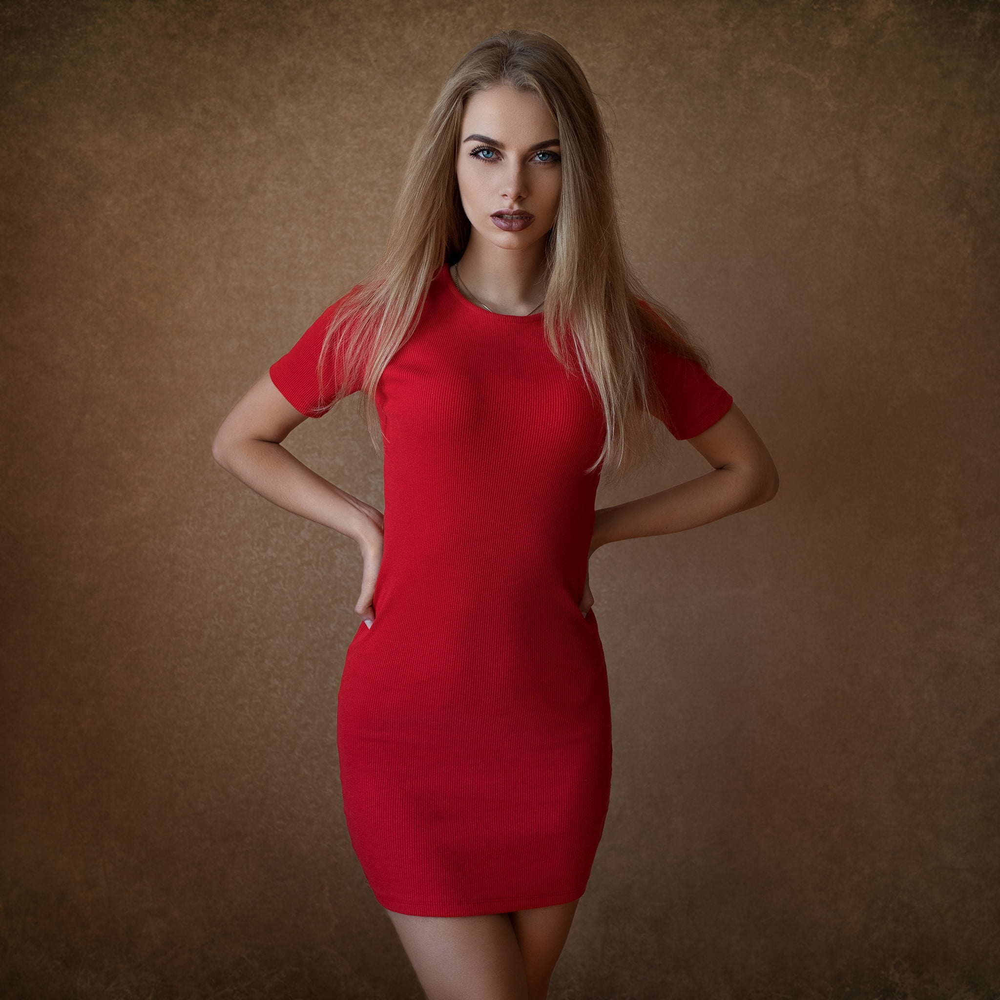 one person, simple background, brown background, long hair, young adult, hand, adult, model, beauty, fashion, 1080P, blue eyes, human hair, blonde, red, Phone HD Wallpaper