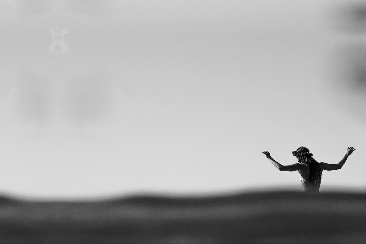 arms up, adult, tranquility, outdoors, freedom, day, standing, one person, human arm, carefree, crown, 720P, land, monochrome, nature, lifestyles, arms outstretched, HD Wallpaper