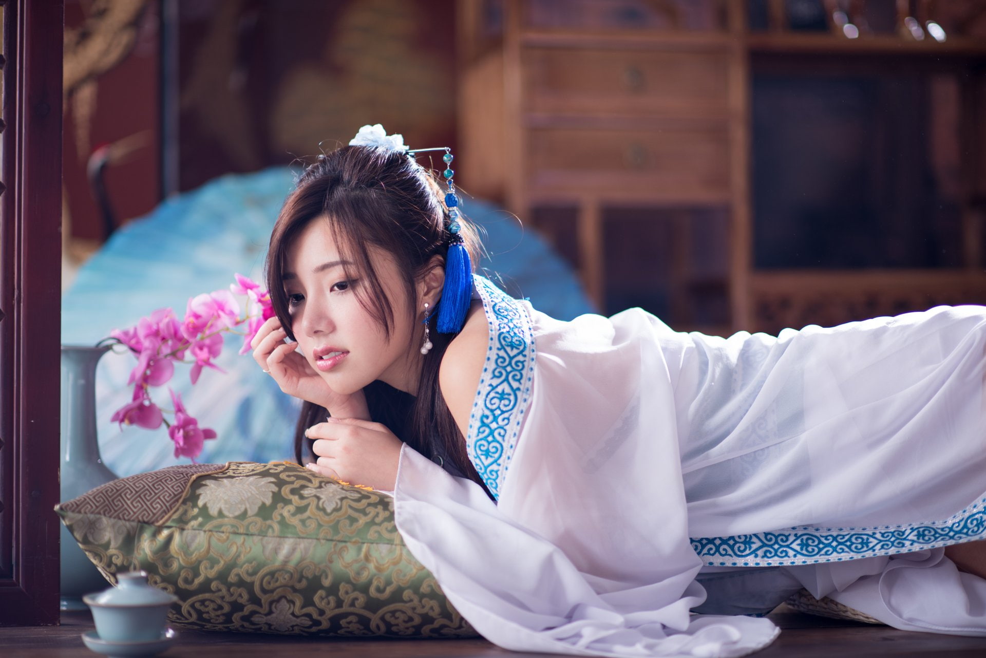 Vase, Asian, Taiwanese, Cup, Cushion, Chén Sīyǐng, Orchid, Girl, Model, Models, 1080P, HD Wallpaper