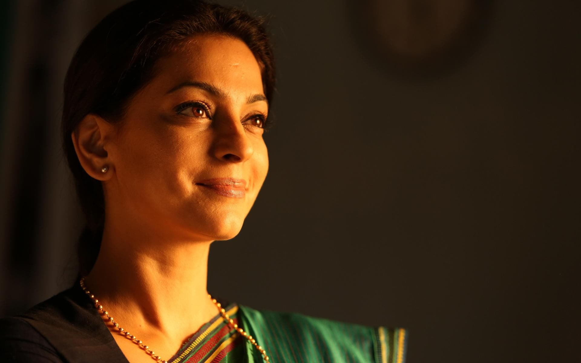 looking, Bollywood, looking away, focus on foreground, black background, Juhi Chawla, indoors, copy space, actress, 1080P, smiling, one person, beautiful woman, HD Wallpaper