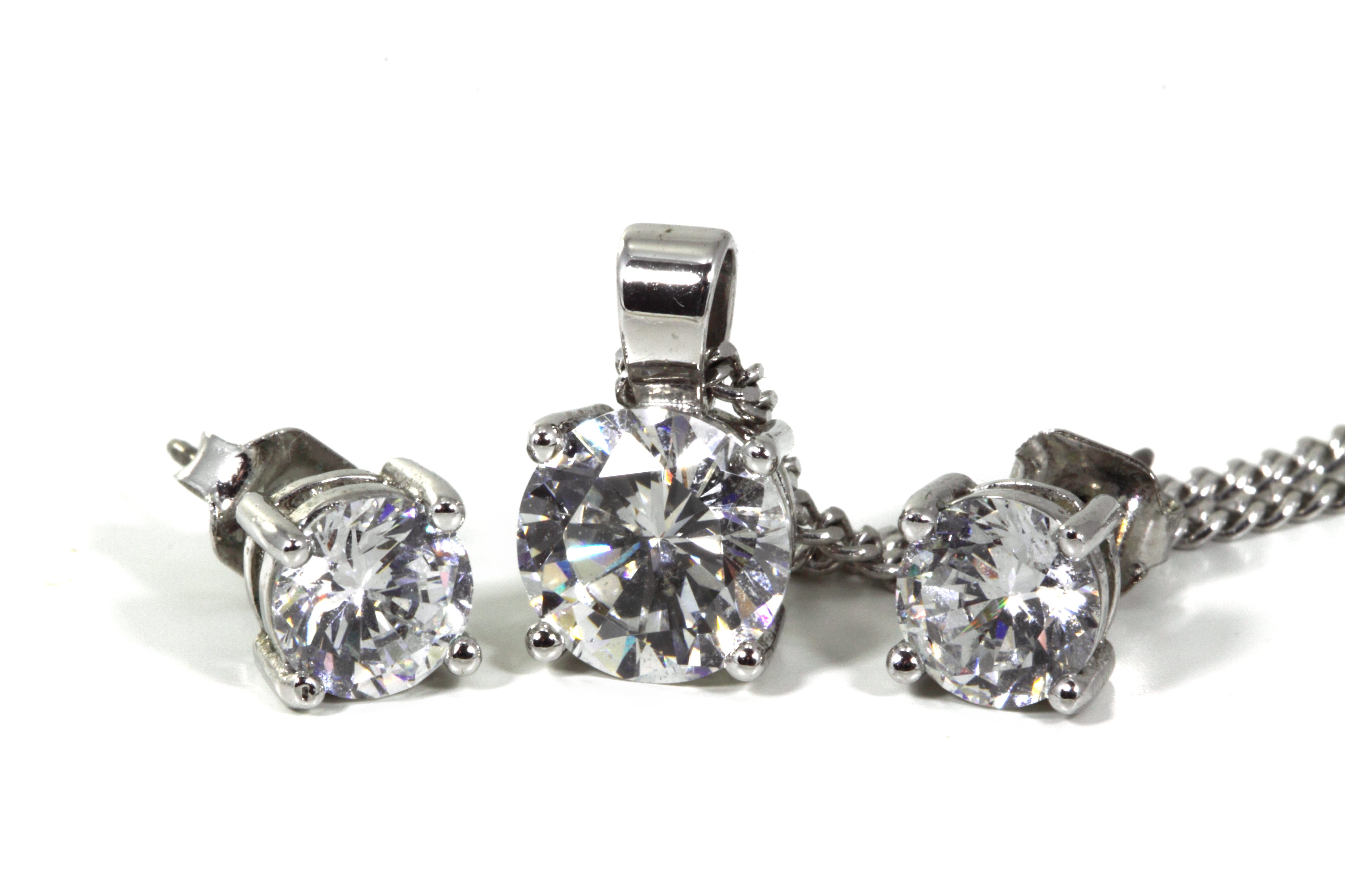diamond - gemstone, platinum, no people, expensive, cut out, crystals, shiny, 4K, fashion, still life, close-up, valentine, beauty, indoors, earrings, HD Wallpaper