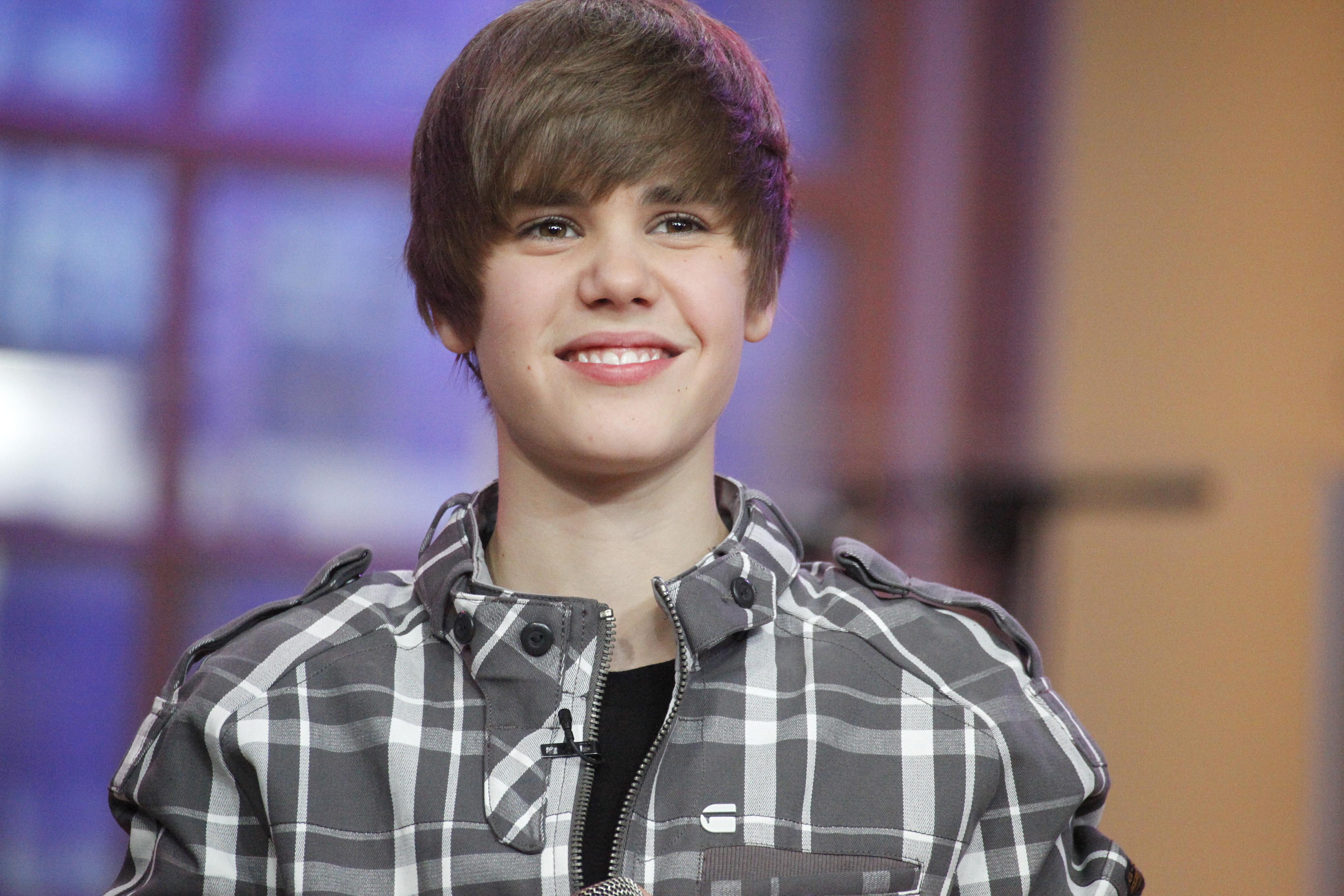 singer,  smile, smile, bieber, shirt, justin, justin bieber, boy, 4K, HD Wallpaper