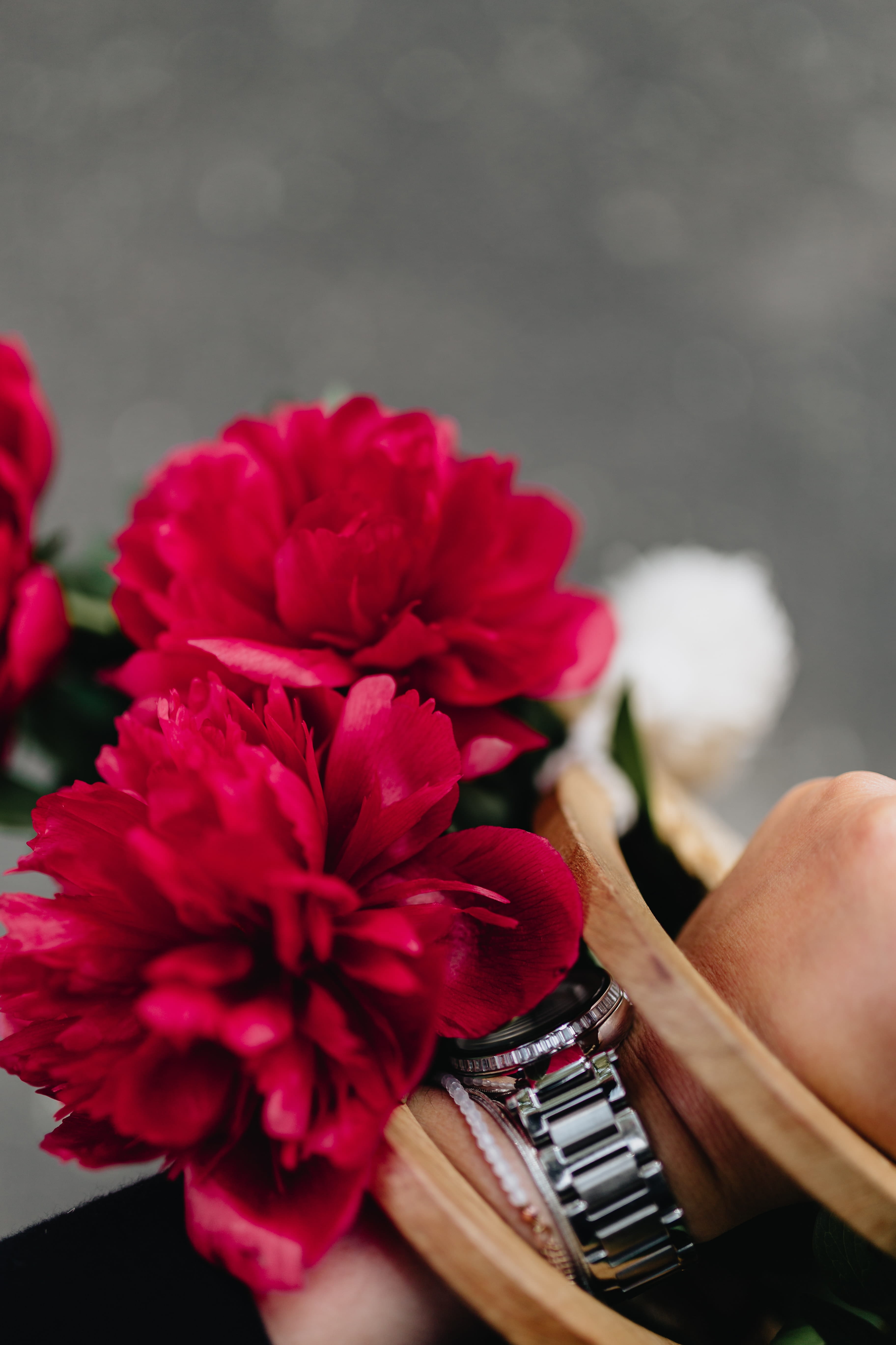 body part, finger, holding, petal, freshness, floral, plant, zara bag, one person, flower, bouquet, beauty in nature, raffia bag, close-up, focus on foreground, Phone HD Wallpaper