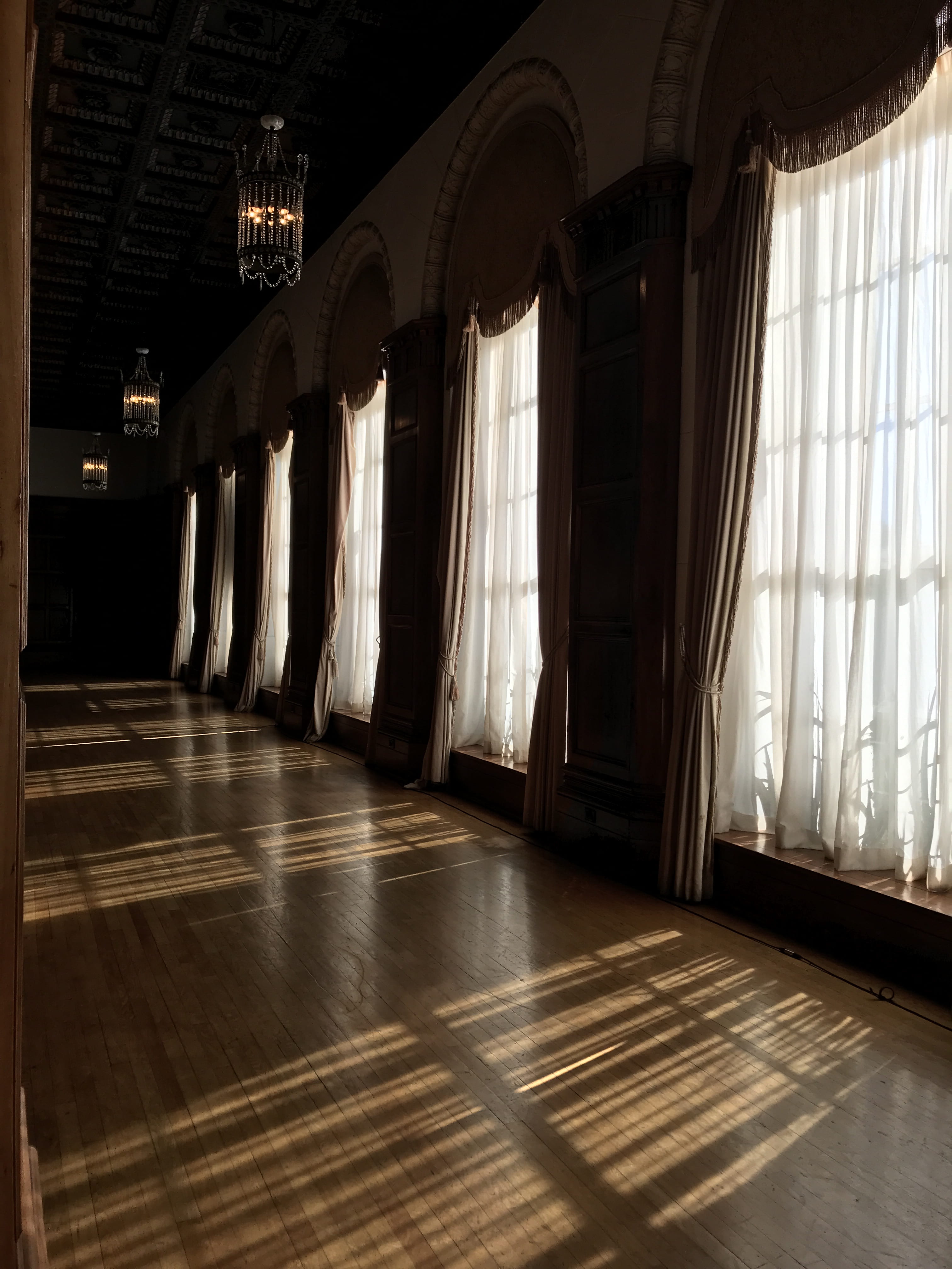 sun light, wedding hall, arch, flooring, no people, window, seat, tiled floor, empty, daylight, entrance, built structure, curtain, indoors, shadows, stage, Phone HD Wallpaper