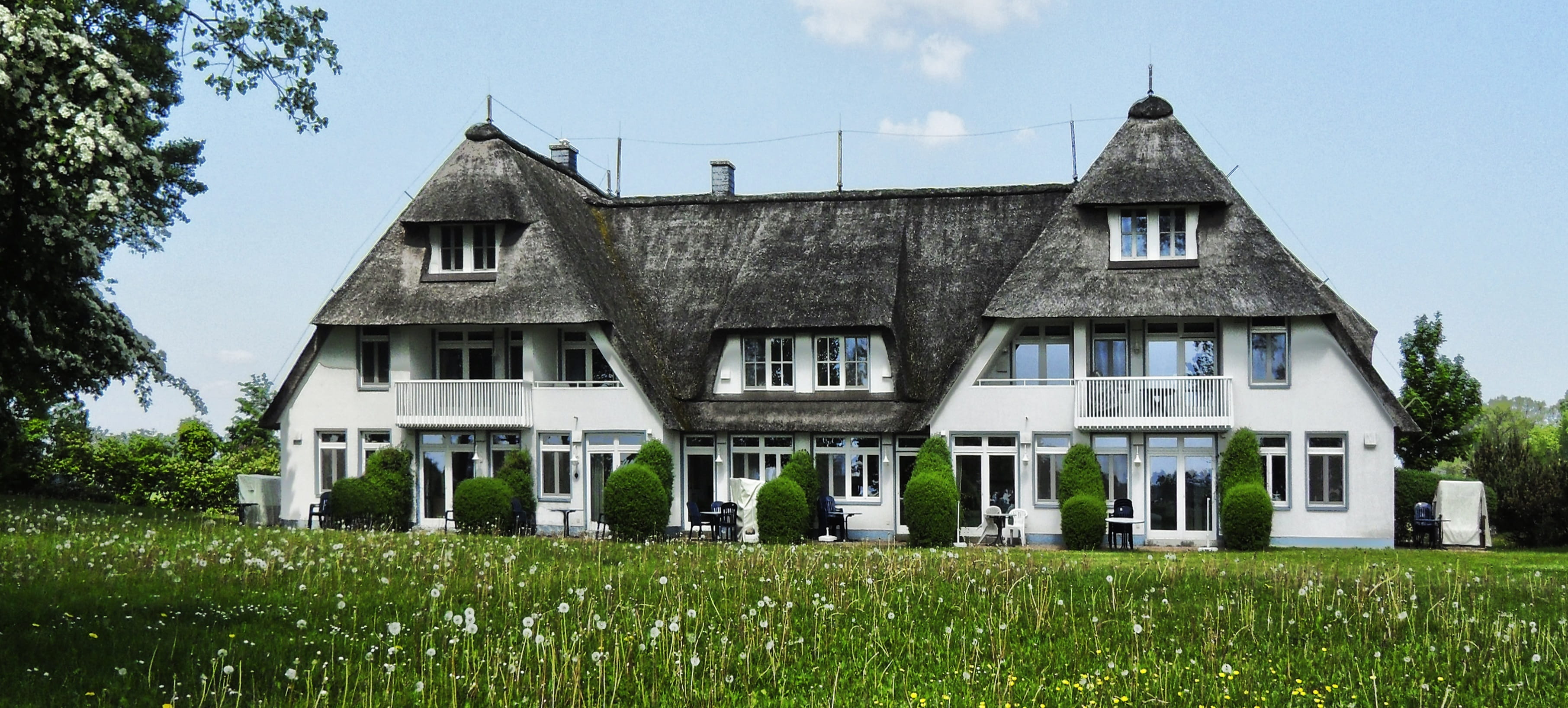 building exterior, holiday house, nature, grass, day, 2K, baltic sea, plant, tree, bungalow, vacations, architecture, built structure, residential district, HD Wallpaper