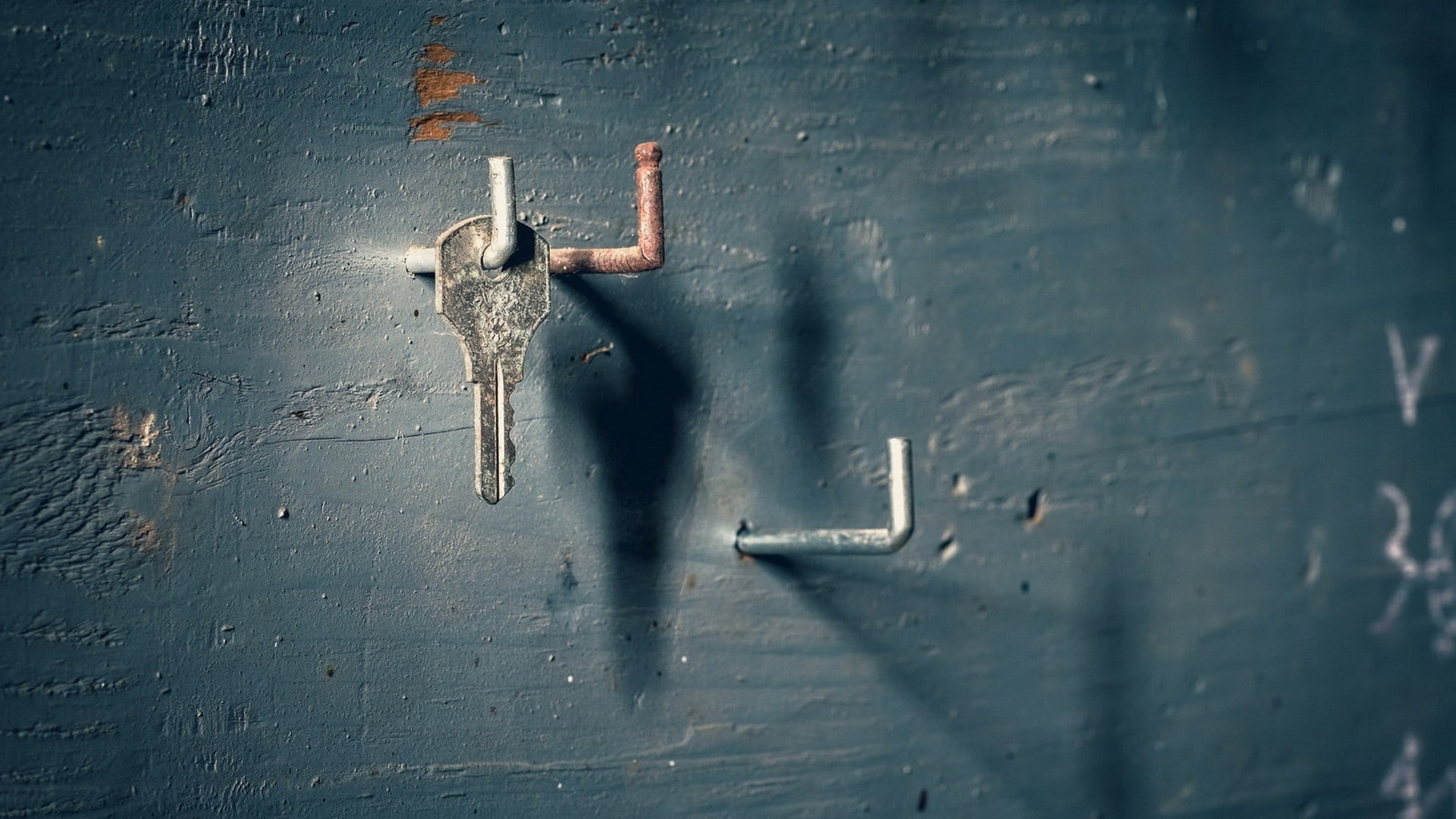 sunlight, wall - building feature, nature, nails, wall, keys, metal, minimalism, close-up, day, door, outdoors, security, built structure, entrance, rust, HD Wallpaper