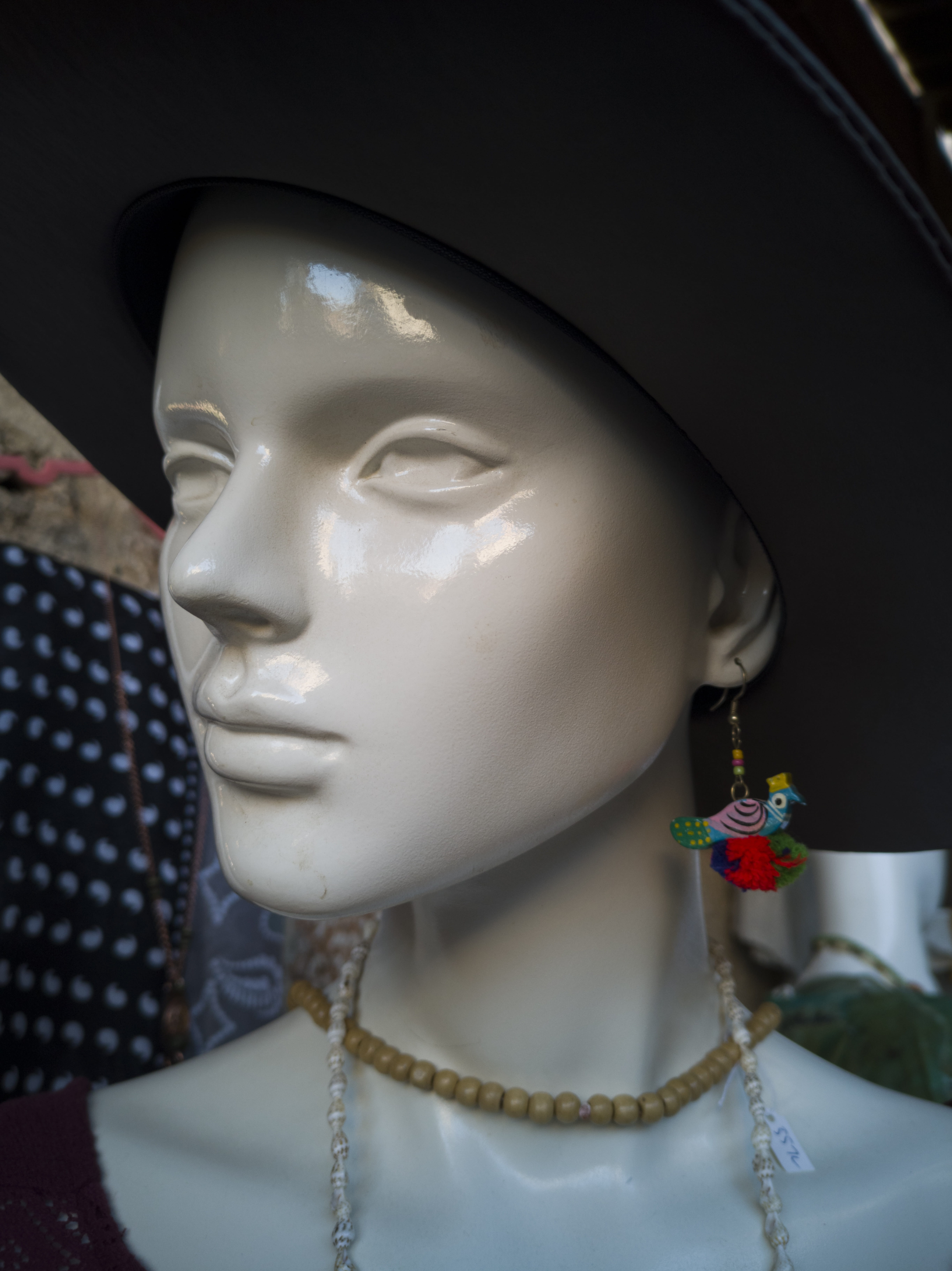 necklace, store, indoors, human representation, representation, mannequin, art and craft, luxury, girl, still life, retail, portrait, fashion, beautiful, Phone HD Wallpaper