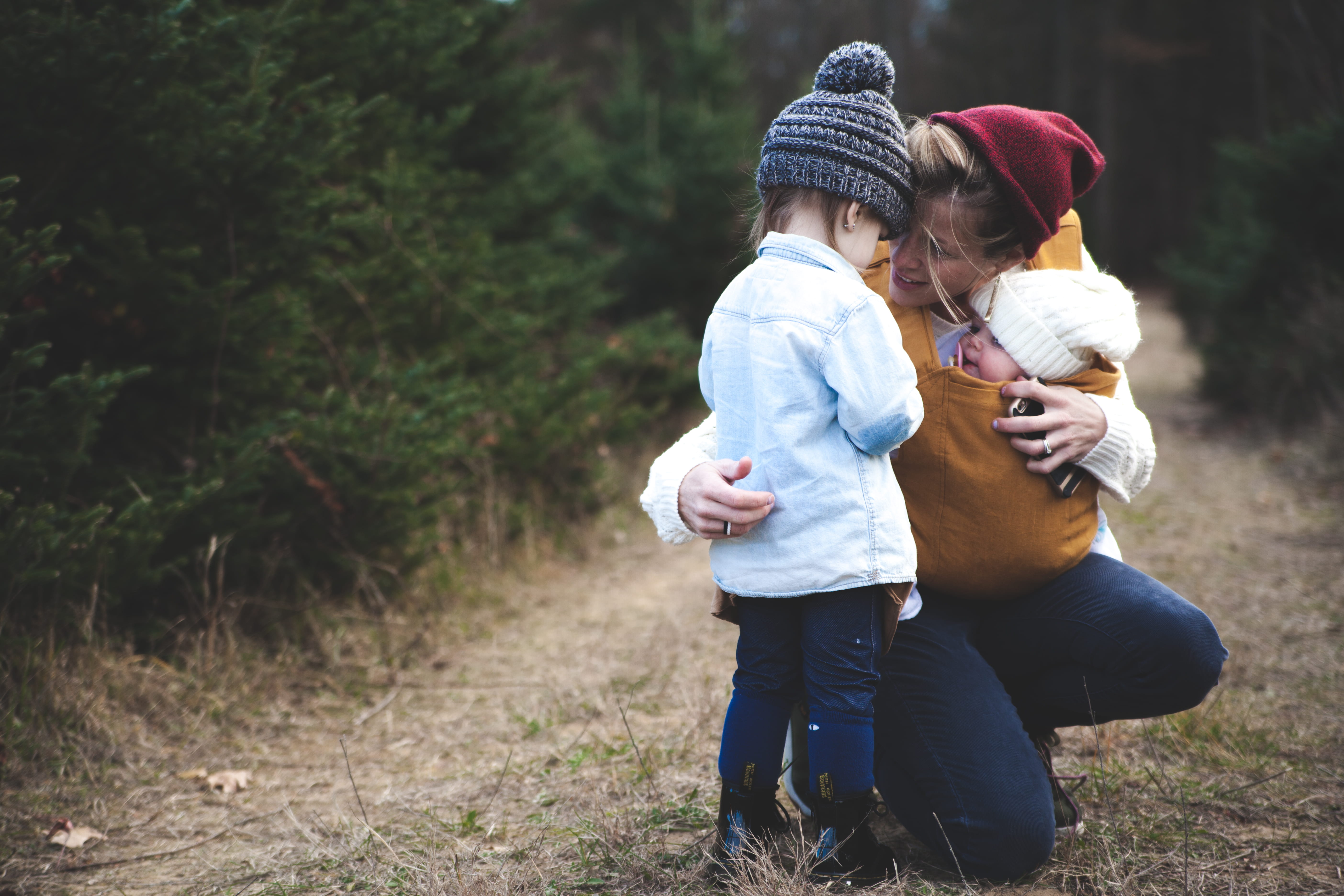 parenting, parent, 5K, girl, love, men, day, innocence, mom, positive emotion, fall, outdoors, bonding, sweet, white, jacket, child, childhood, happiness, HD Wallpaper