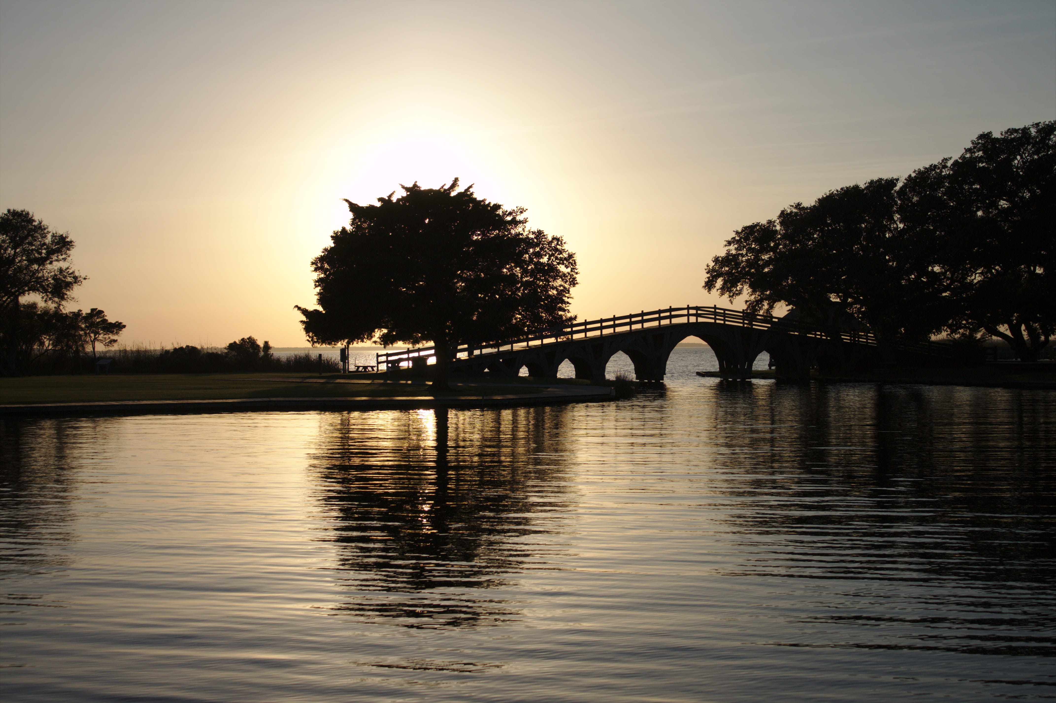 dusk, built structure, photo, sky, lake, golden, nature, arch bridge, silhouette, outdoor, connection, park, 4K, no people, reflection, natural, waterfront, HD Wallpaper