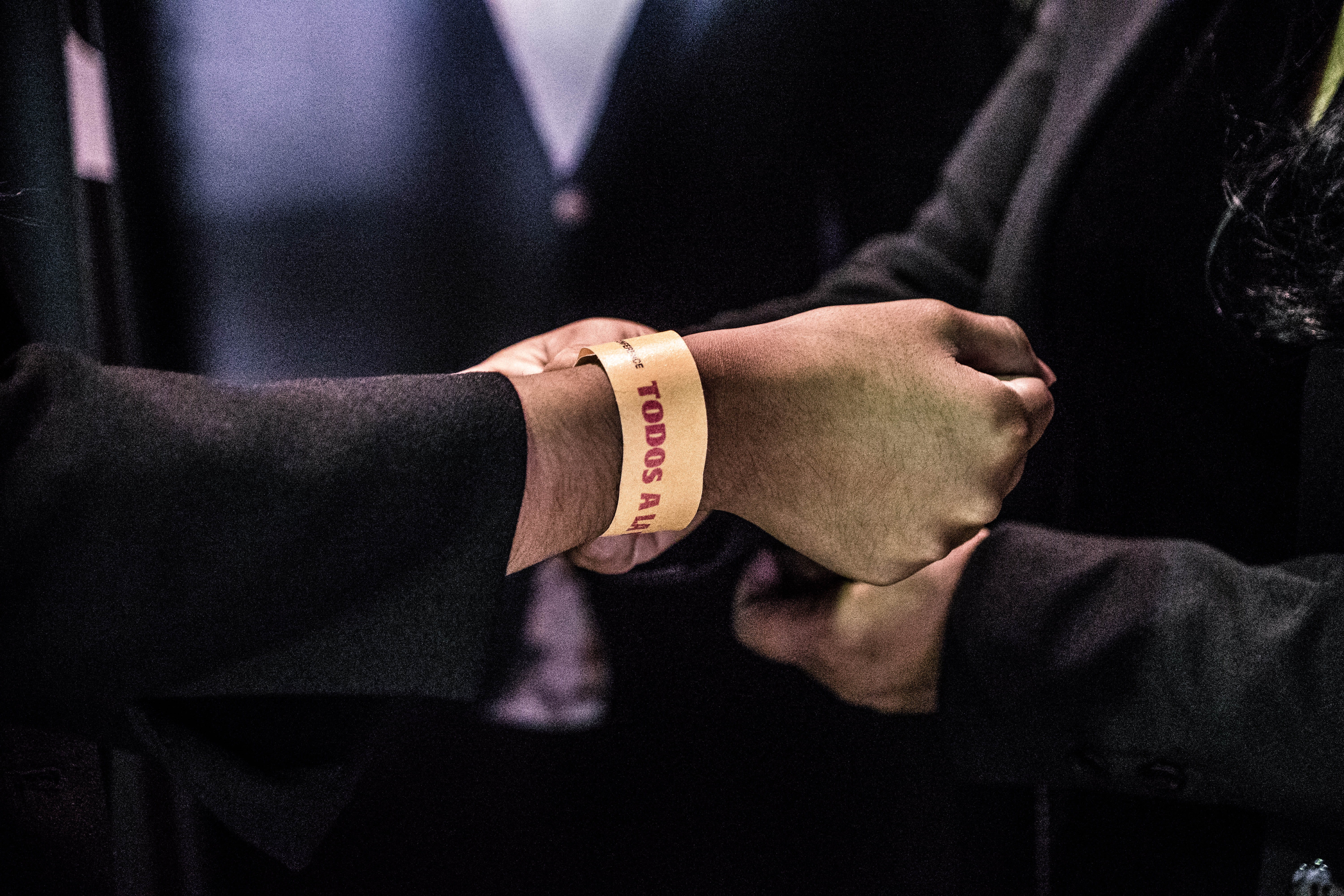 human body part, accessories, people, wristwatch, event, close-up, tie, wedding, hand, cuff, sitting, todos, focus on foreground, bride, wrist, electronics, HD Wallpaper