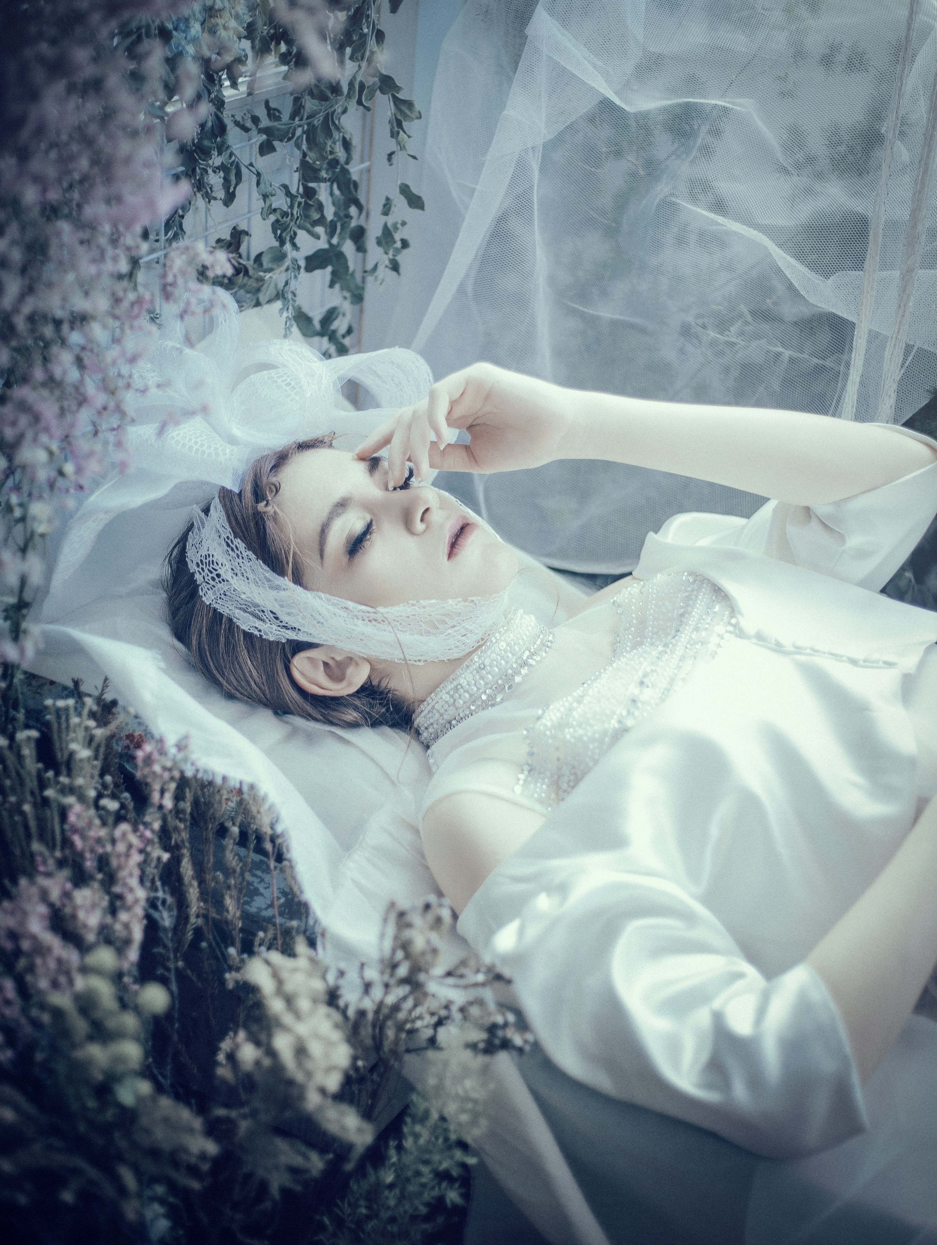 4K, adult, hair, lifestyles, females, bed, lying on back, fashion, girl, lying down, leisure activity, young adult, flower, women, real people, relaxation, Phone HD Wallpaper