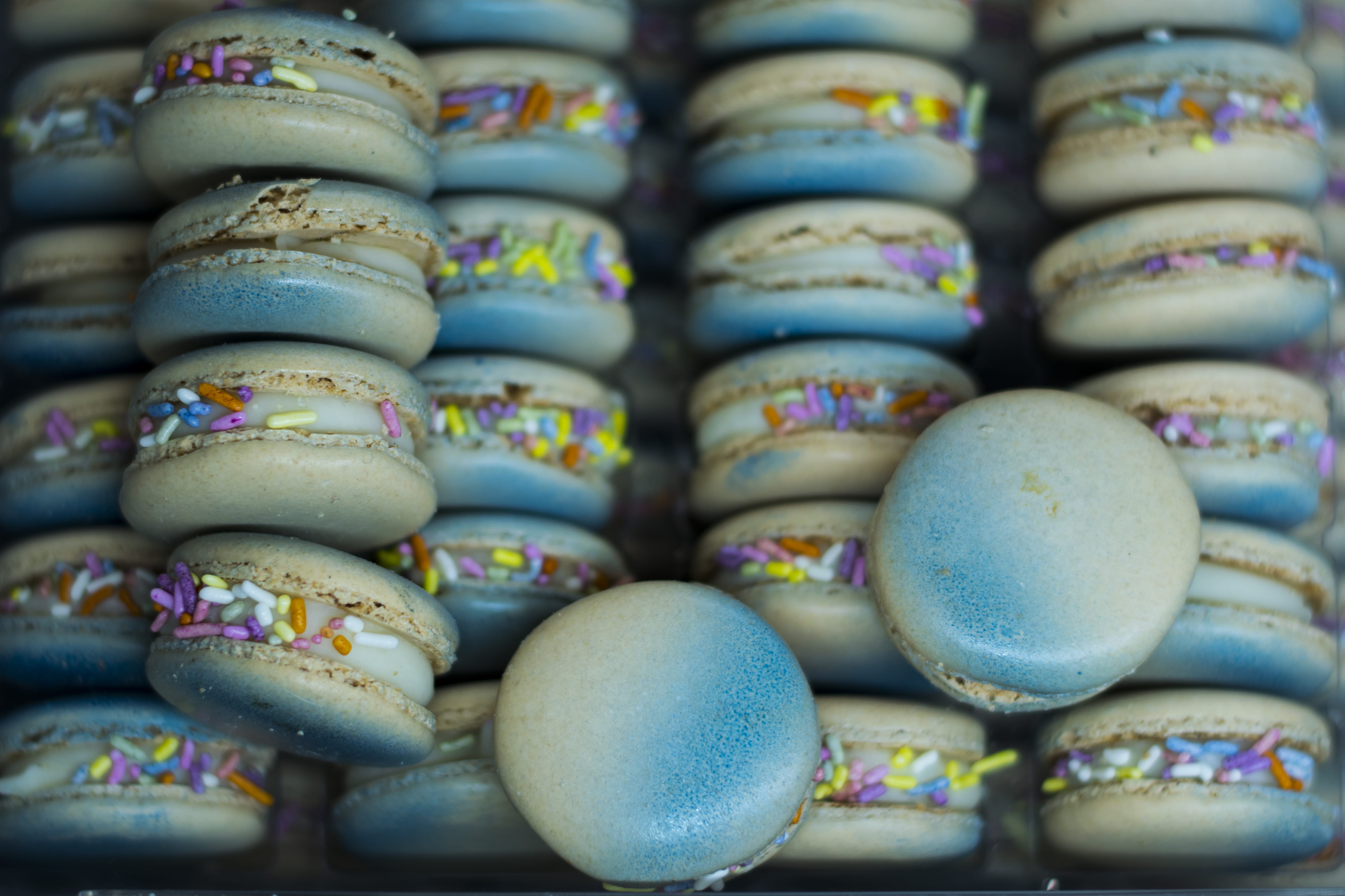 arrangement, sweet, large group of objects, snack, macaroons, temptation, baked, macaroon, sweet food, yum, cookies, desserts, colorful, sprinkles, freshness, HD Wallpaper