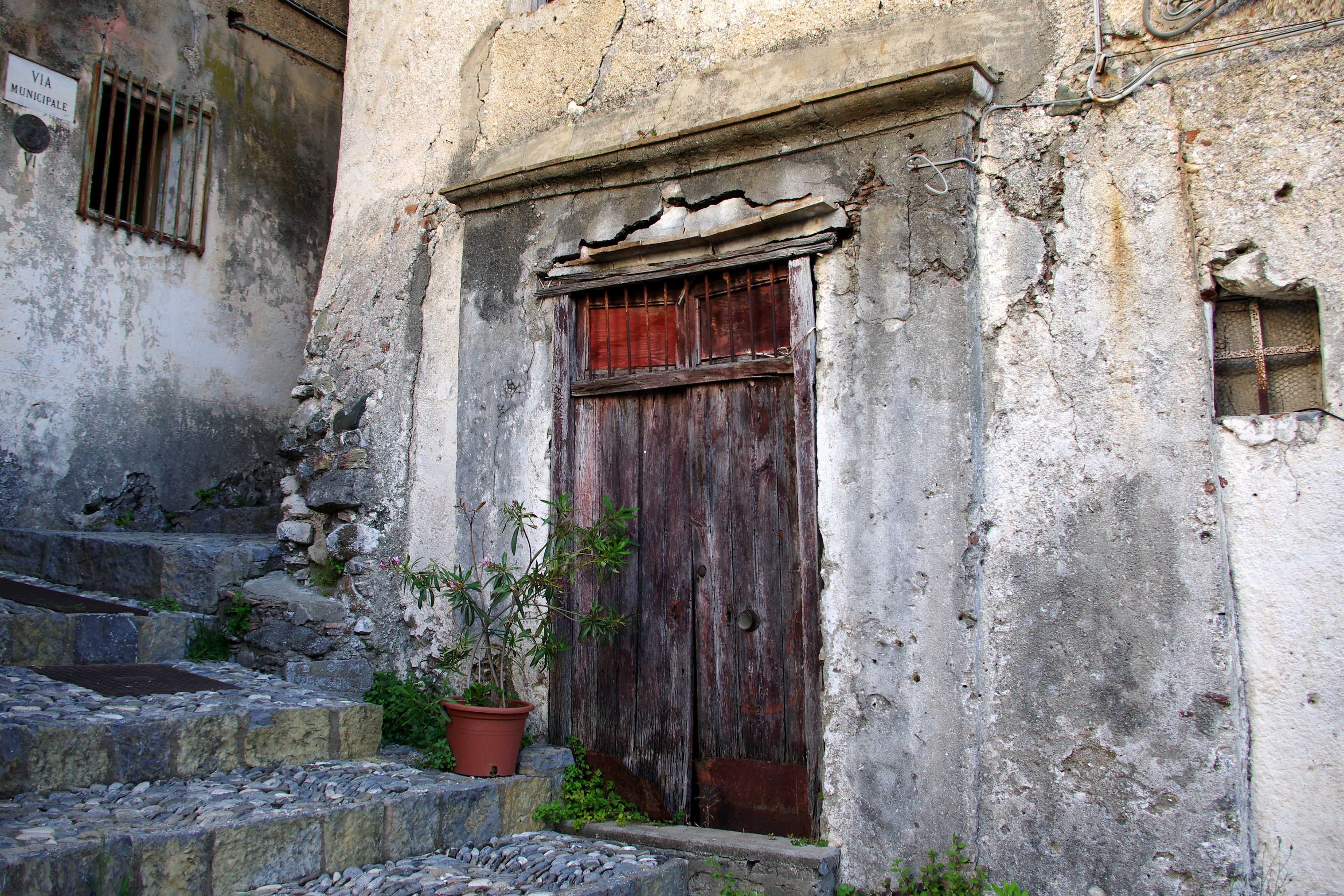 village, building exterior, built structure, no people, wall - building feature, old walls, architecture, time, window, entrance, old, scalea, old age, HD Wallpaper