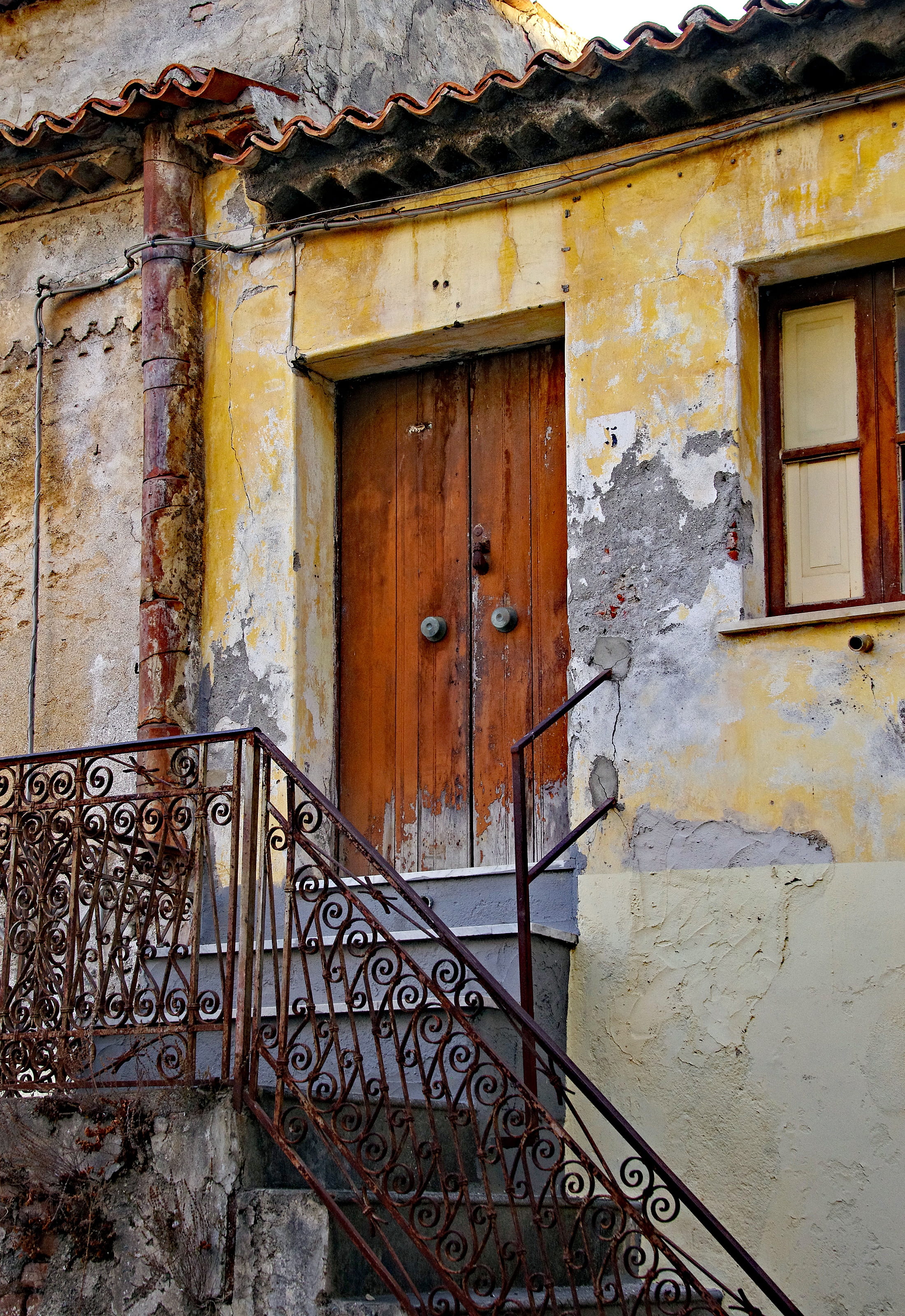 entrance, house, safety, village, italy, scalea, closed, door, old walls, building, wrought iron, old houses, outdoors, building exterior, time, 2K, residential district, Phone HD Wallpaper