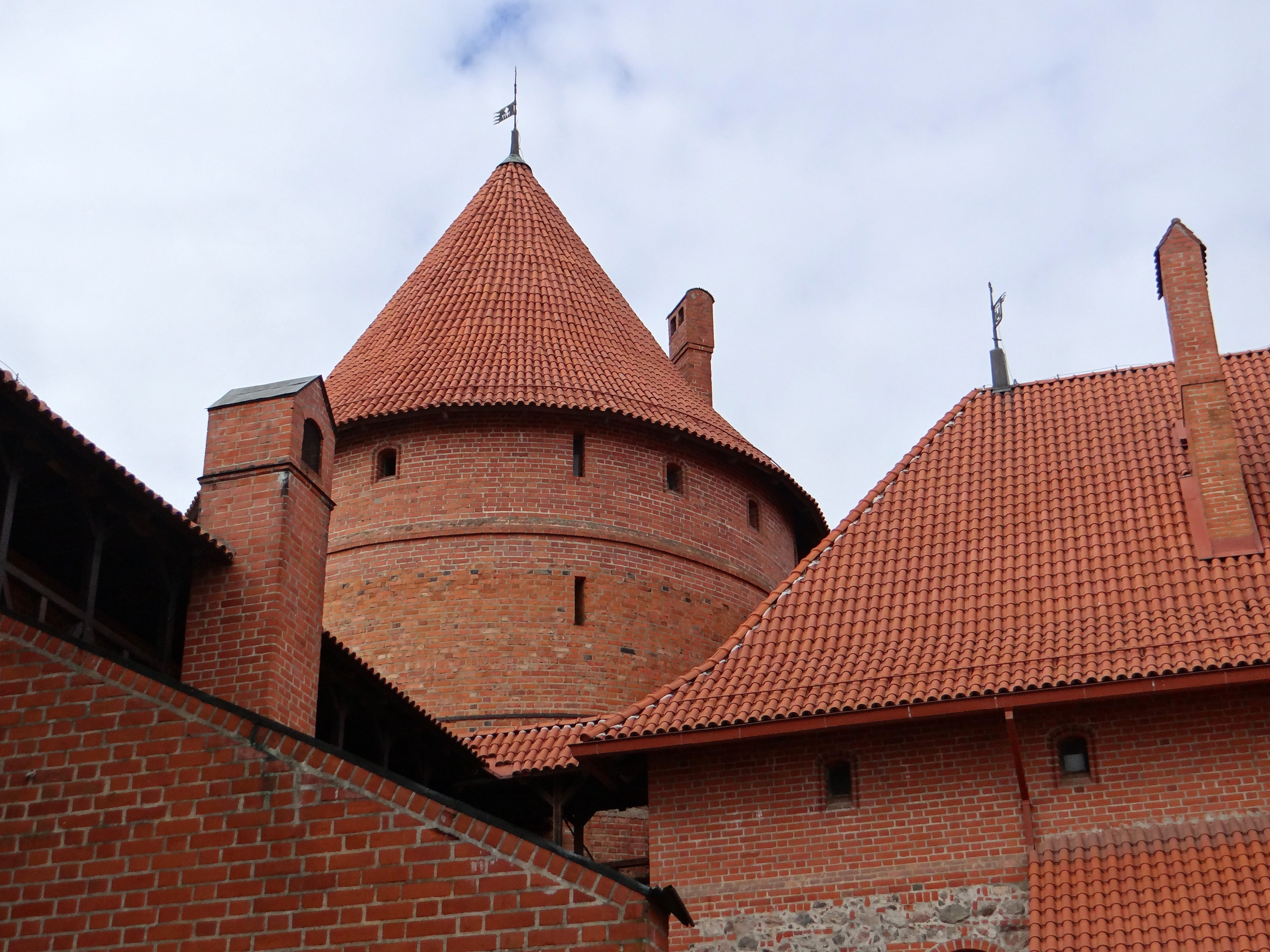 monument, antique, stone, trakai, religion, cloud - sky, place of worship, brick wall, history, castle, outdoors, low angle view, tower, historical monument, HD Wallpaper