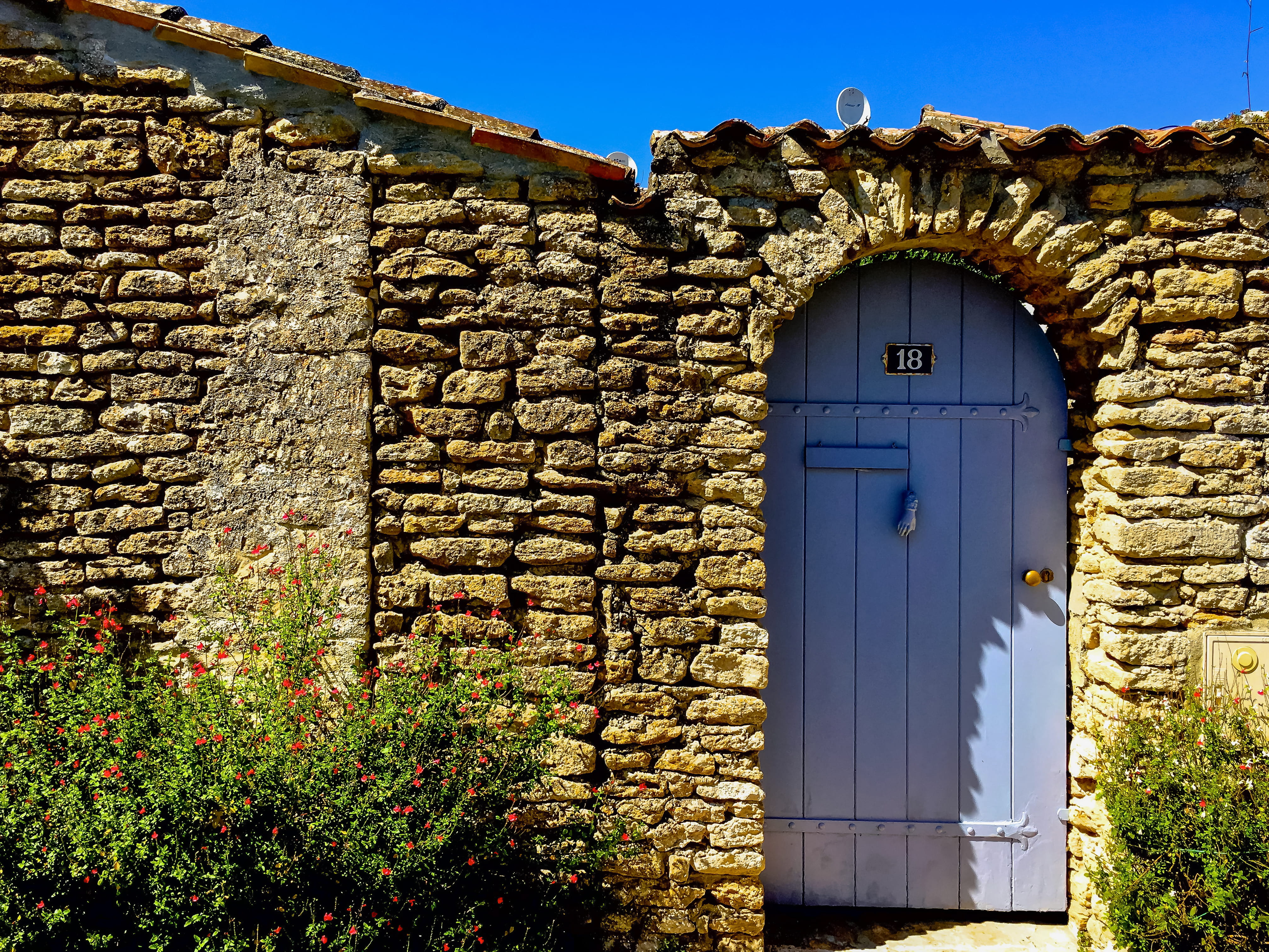 wood, brick, stone wall, madera, house, briques, residential district, security, architecture, brick wall, arcada, mur, ciel, bleu, protection, door, azul, HD Wallpaper