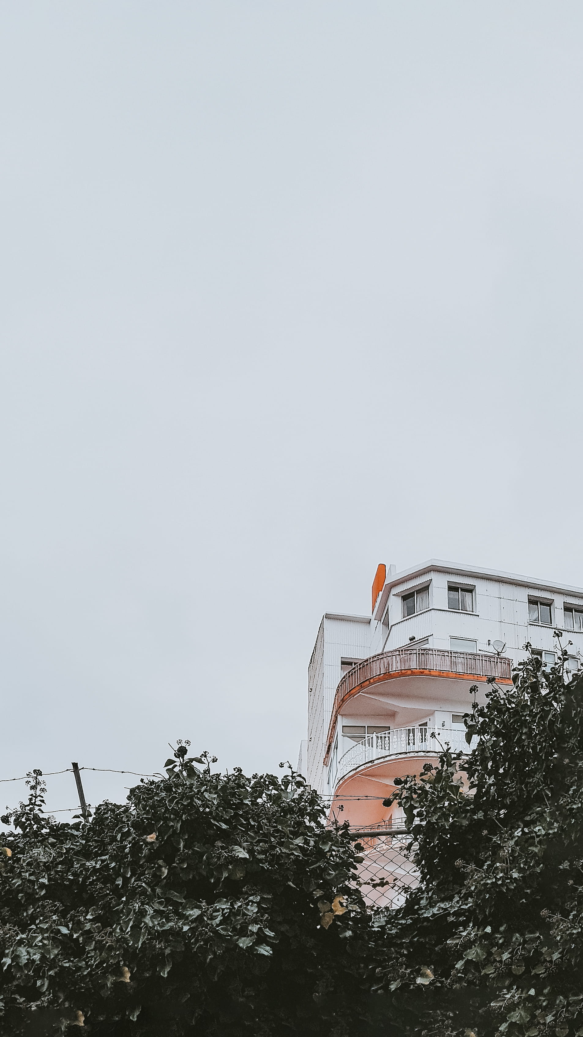 building exterior, minimalista, no people, plantas, outdoors, house, filtro, place of worship, galicia, window, sky, belief, nature, built structure, casa, Phone HD Wallpaper