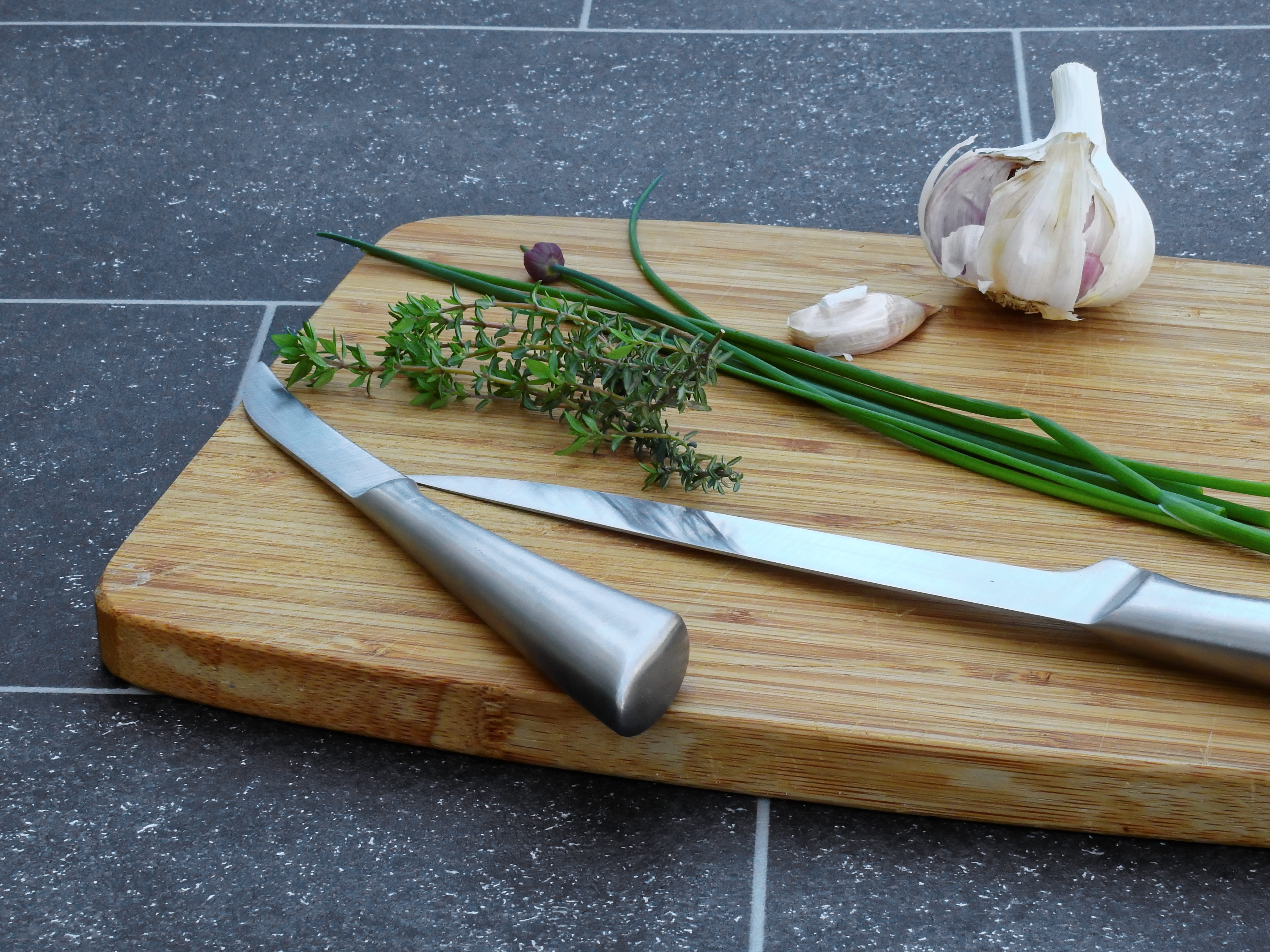vegetable, kitchen spice, food and drink, chopped, delicious, high angle view, wood - material, knife, Garlic, Leek, still life, food, wellbeing, garlic clove, HD Wallpaper