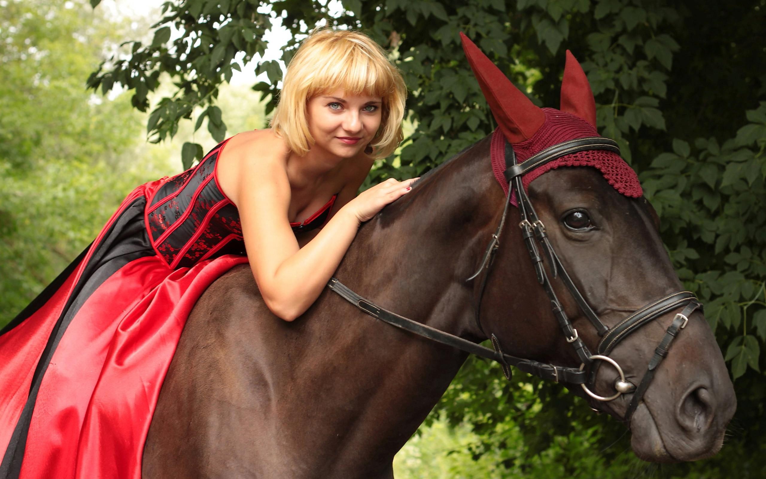 red, horse, dress, 2K, s, blonde, woman, 2560x1600, black, girls, women, HD Wallpaper