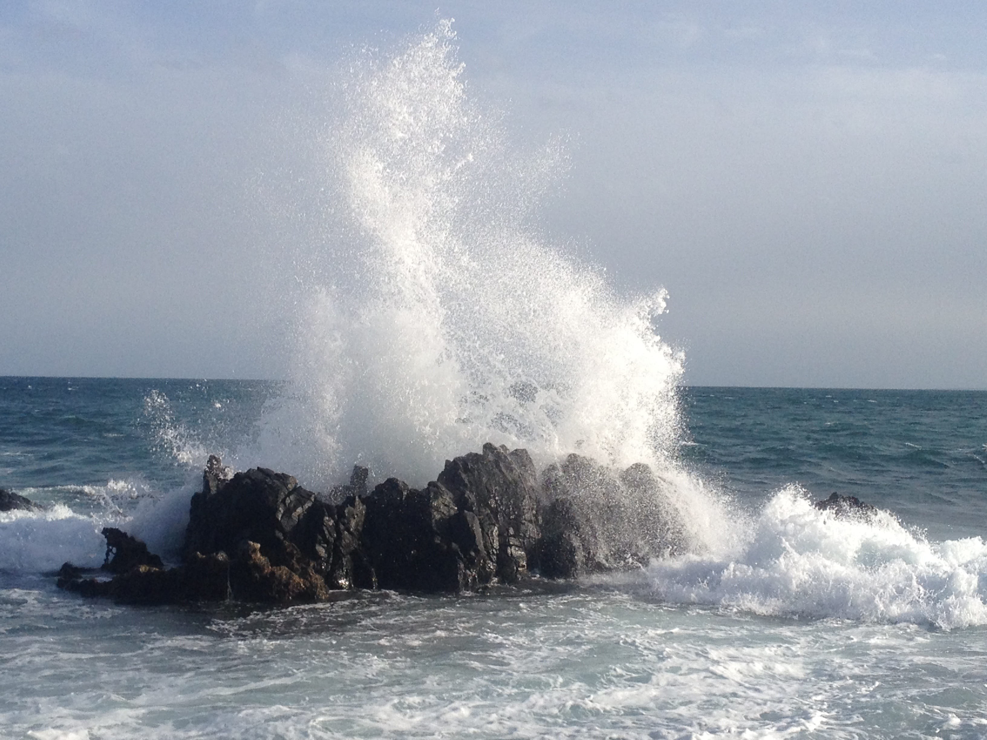 horizon over water, Onda, power in nature, 2K, Sea, outdoors, sky, spraying, rocks, Aeolian Islands, landscape, water, splashing, horizon, no people, day, HD Wallpaper