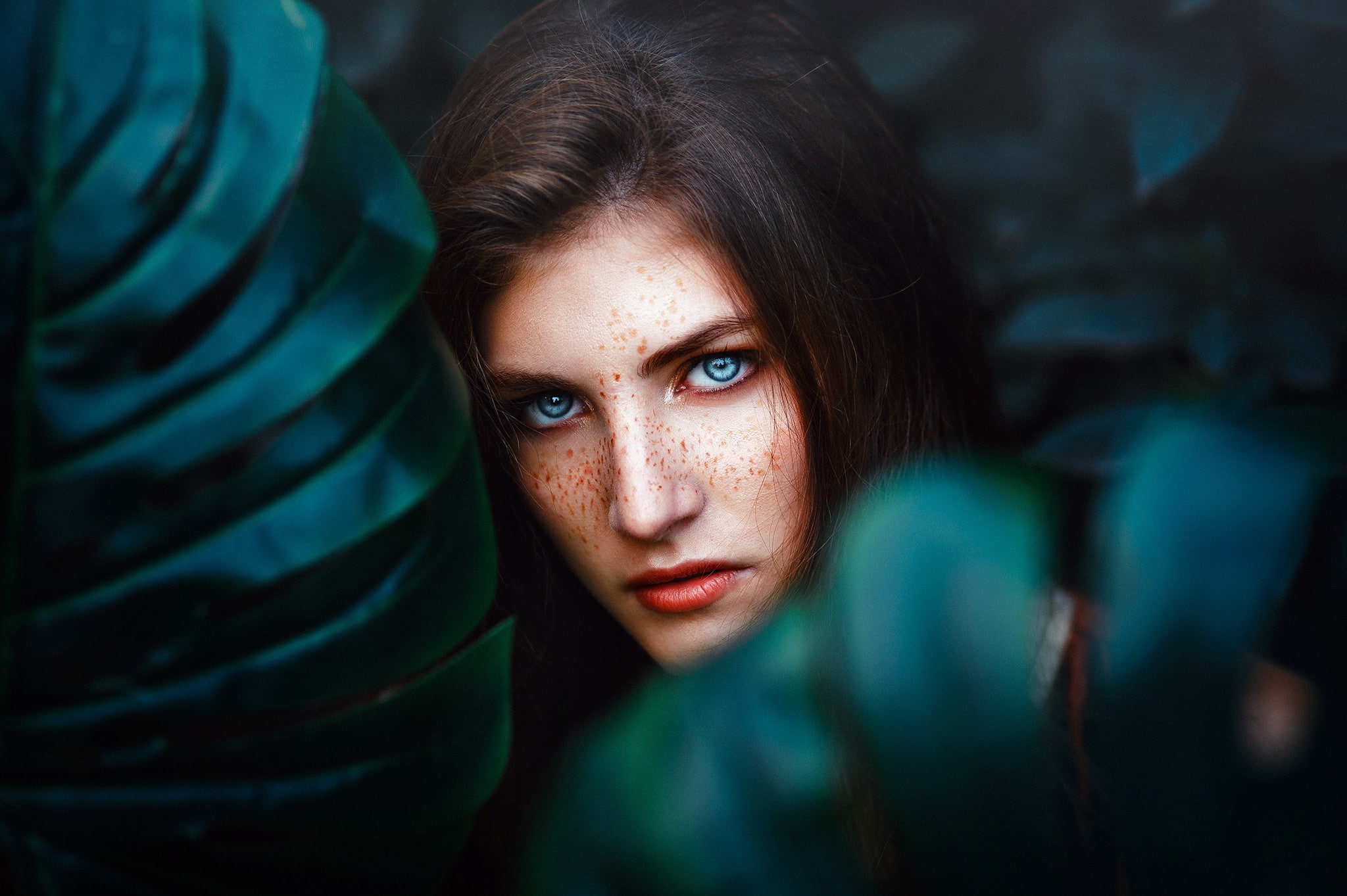 leaves, freckles, blue eyes, 1080P, women, face, Ronny Garcia, portrait, HD Wallpaper